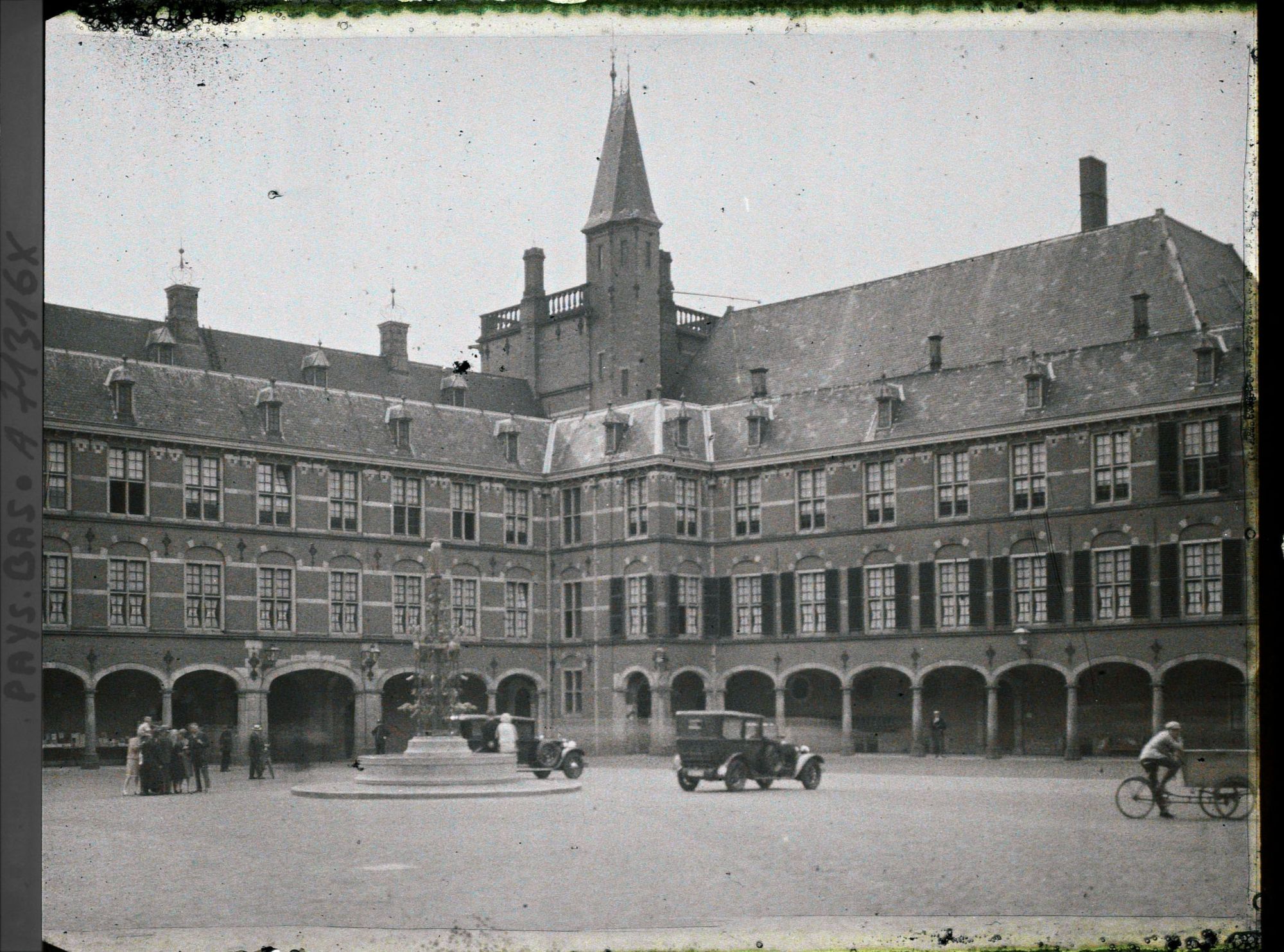 Image représentant La cour du Binnenhof et les bâtiments dans lesquels se tient la conférence