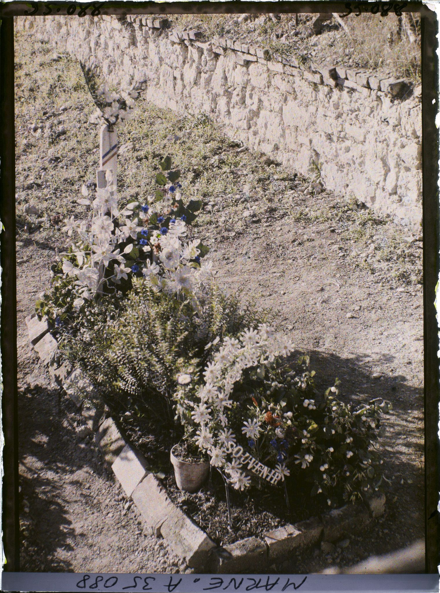Image représentant France, Aspect d'une tombe isolée