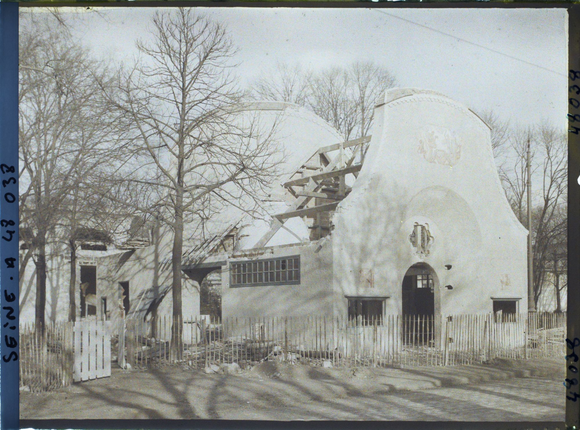 Image représentant L'Exposition des arts décoratifs, démolition du Pavillon Morancé-Corcellet, sur le Cours-la-Reine