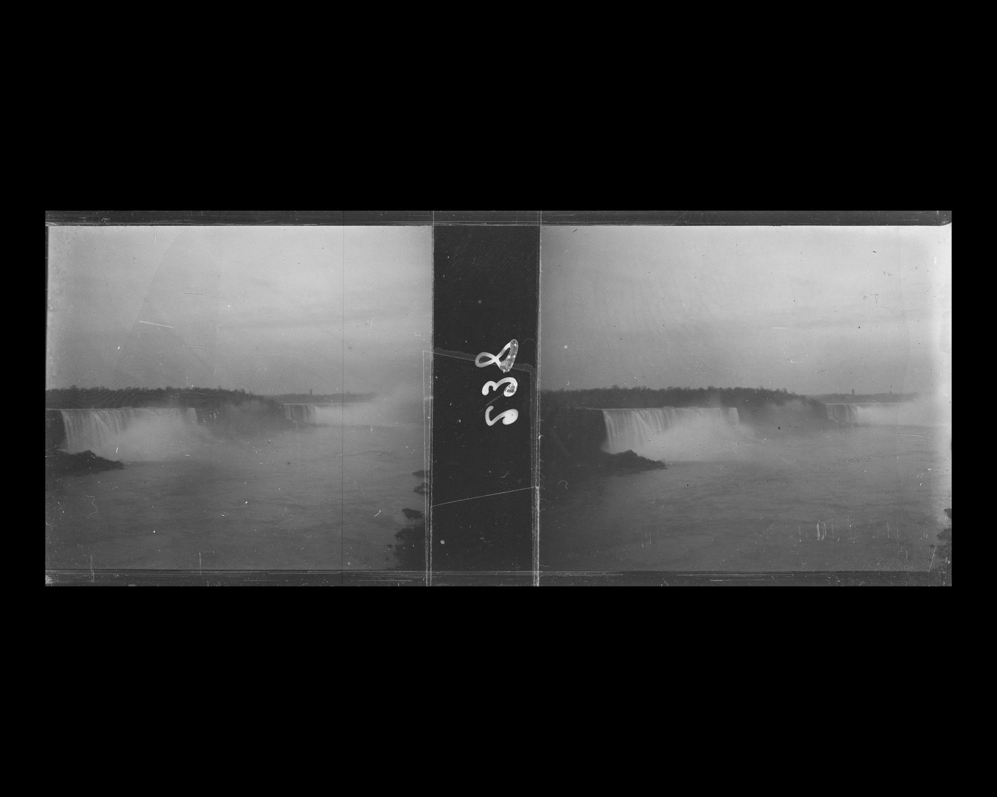 Image représentant La rivière Niagara et les chutes, vues depuis le Canada