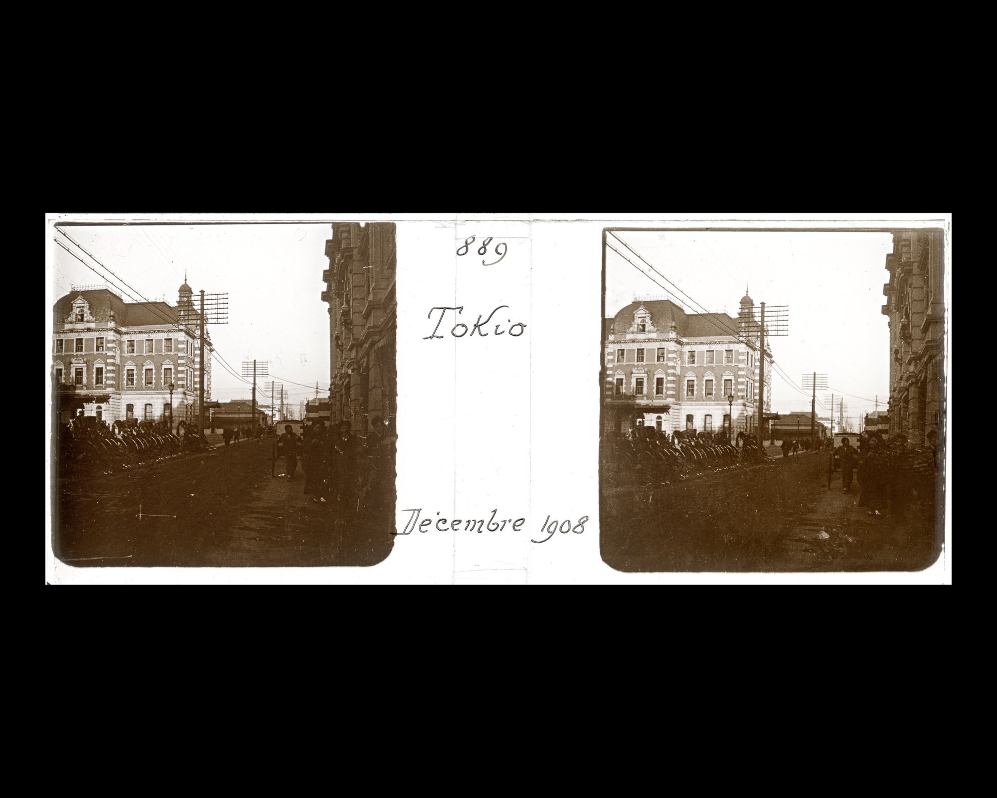 Image représentant Le bâtiment de la Mitsui Bank (à gauche) dans le quartier de Nihonbashi et le grand magasin Mitsukoshi