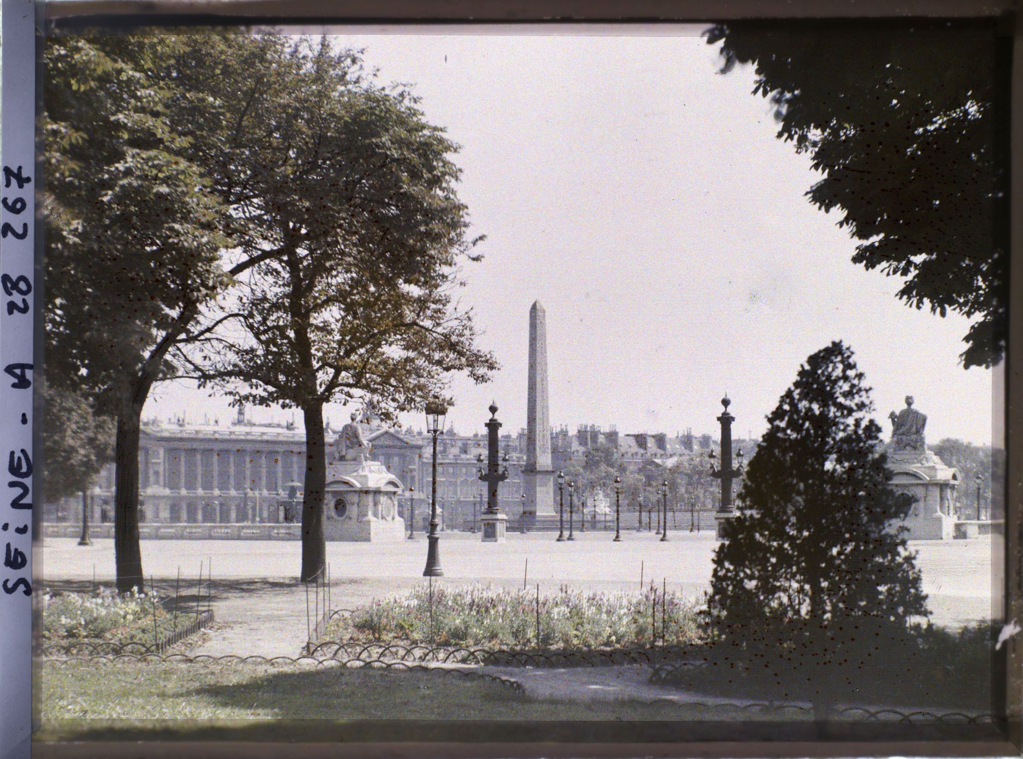 Image représentant La place de la Concorde depuis le Cours-la-Reine