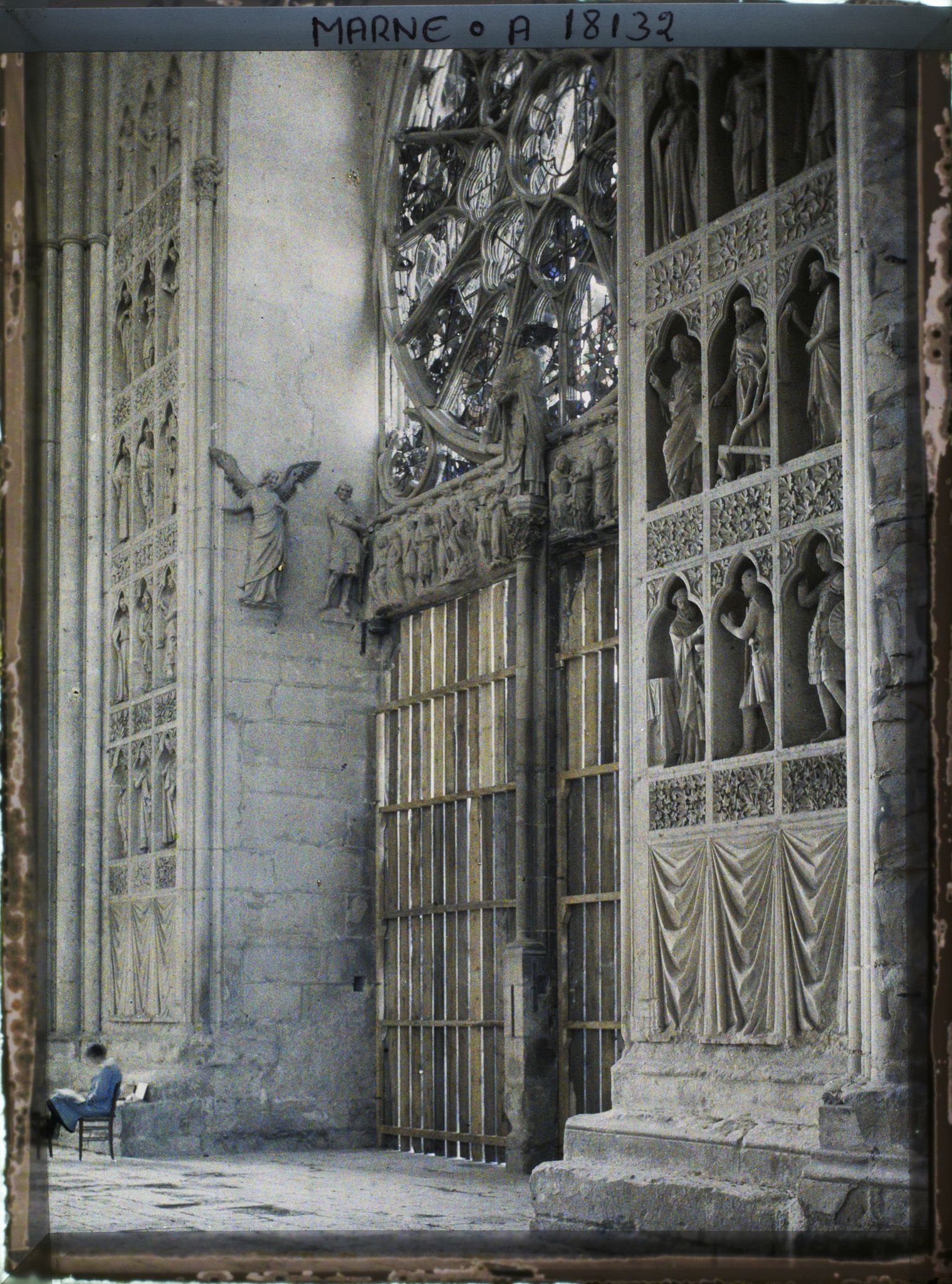 Image représentant France, Reims, Intr de la Cathédrale : Statues du portail (Intérieur)