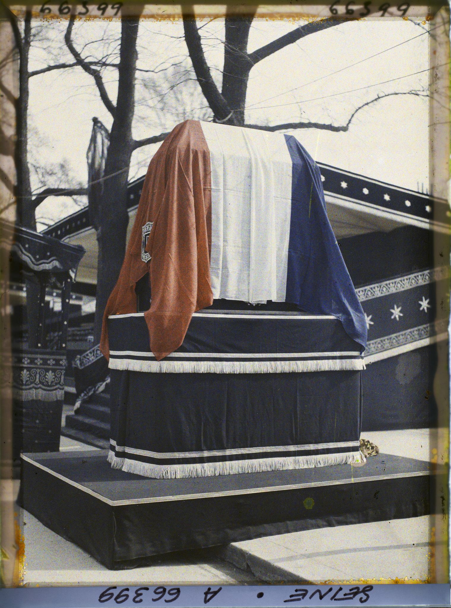 Image représentant Les funérailles d'Aristide Briand, le catafalque devant le ministère des Affaires Étrangères