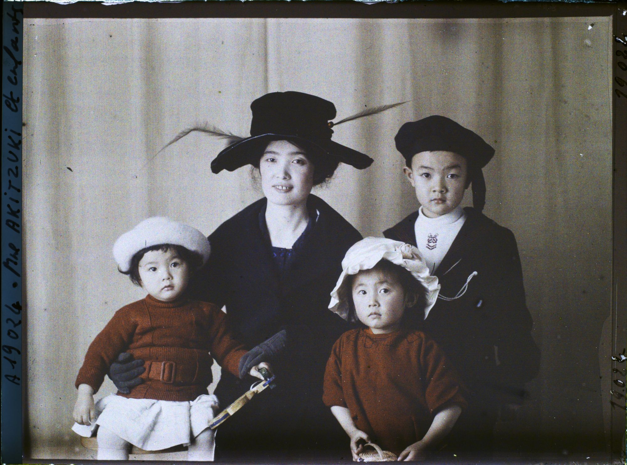 Image représentant https://musee-albert-kahn.s-museum.fr/home/NWQ2OTAwYzNmYjZlZTk1ZWQwODJmMjY4L2dlbmVyaWMtbm90aWNlLXRhYi9hdXRob3JpdHkvNjE3YTc5ZjVjZjhiODk2OGIzMzM3ZDIx/5d6900c3fb6ee95ed082f268/generic-notice-tab/authority/617a79ebcf8b8968b3336717 Madame Akitzukiet ses enfants