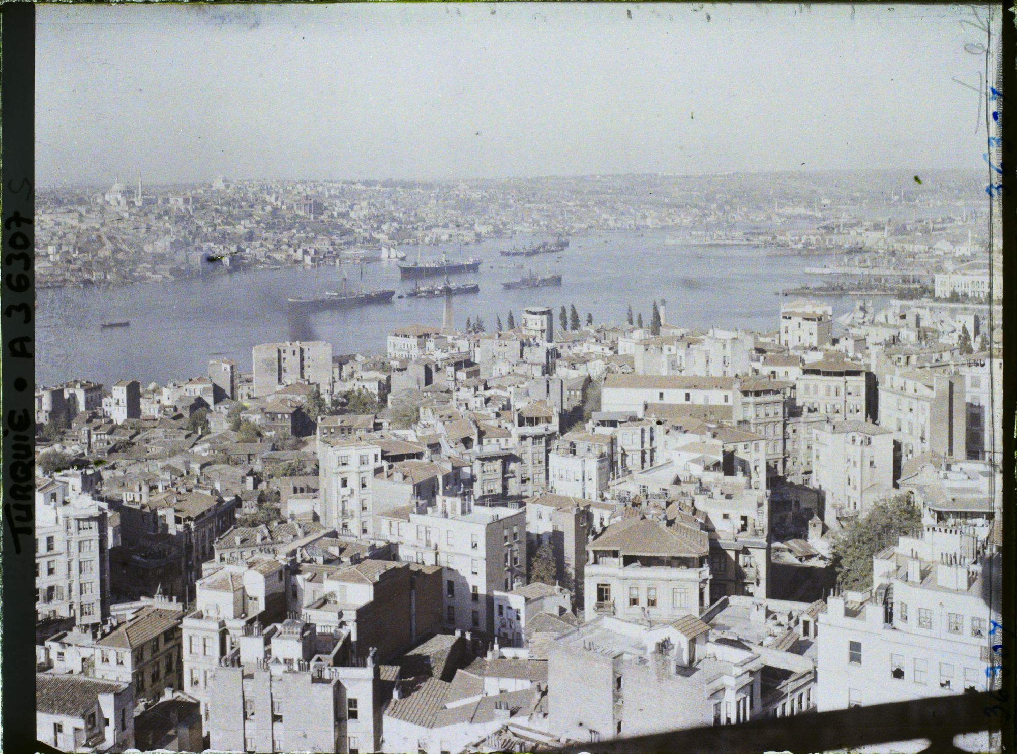 Image représentant La Corne d'Or, vue depuis le haut de la tour de Galata (rive gauche, nord) vers le faubourg d'Eyüp