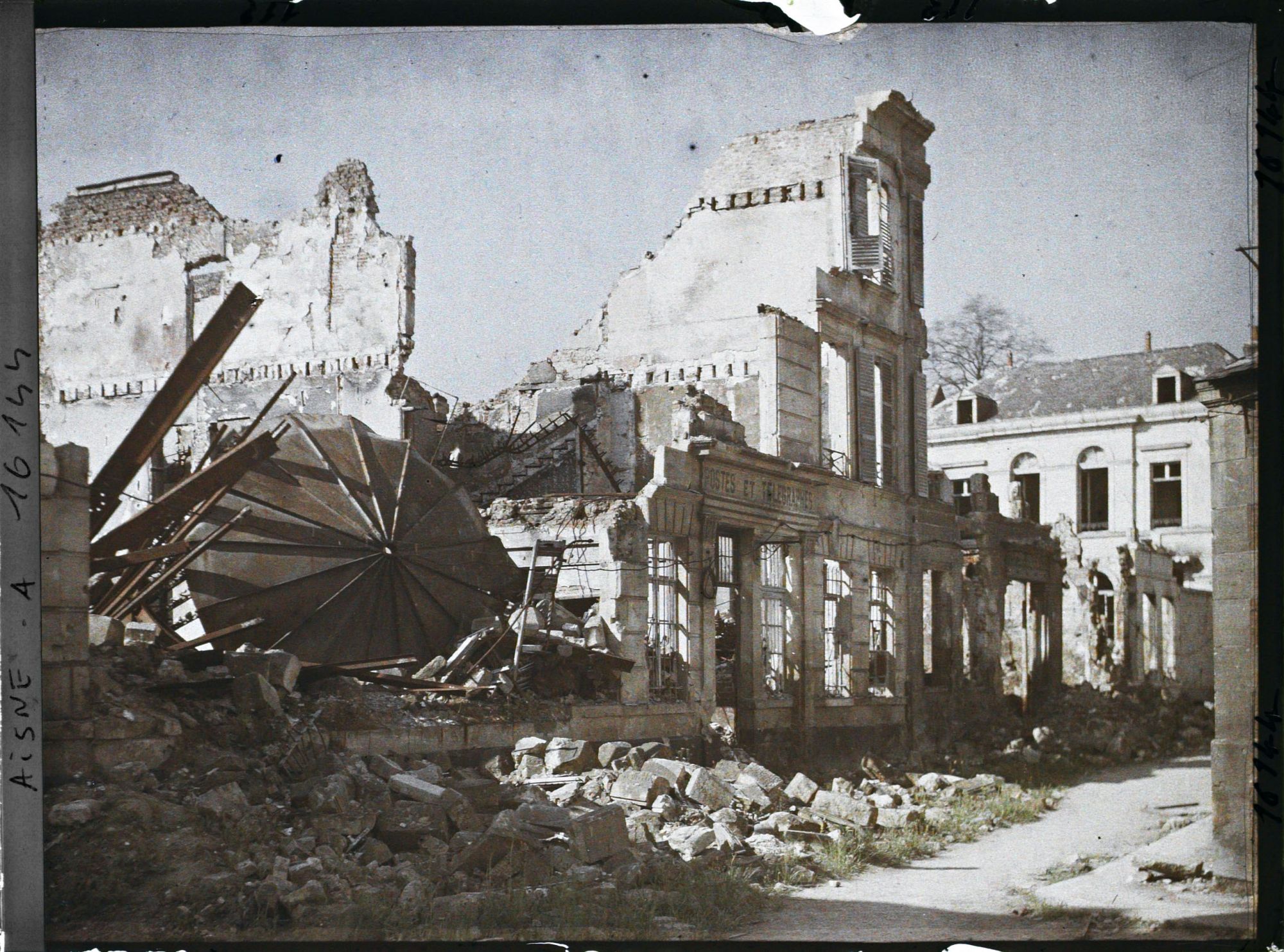 Image représentant France, St Quentin, L'Hôtel des postes, près de l'Eglise