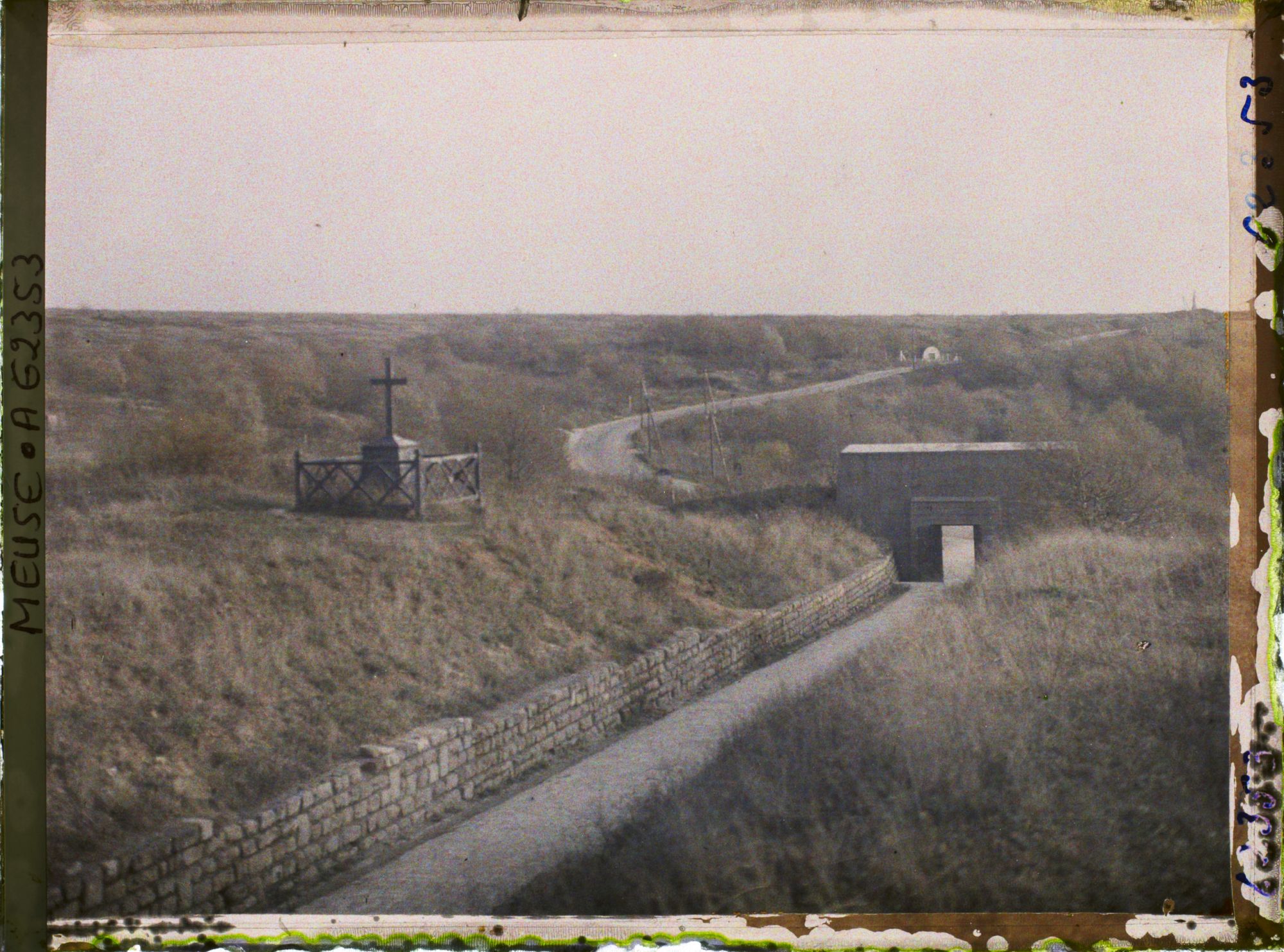 Image représentant Meuse, Thiaumont, Croix érigée par les Survivant du 137e d'Infie et Couloir d'entrée de la Tranchée des Baïonnettes