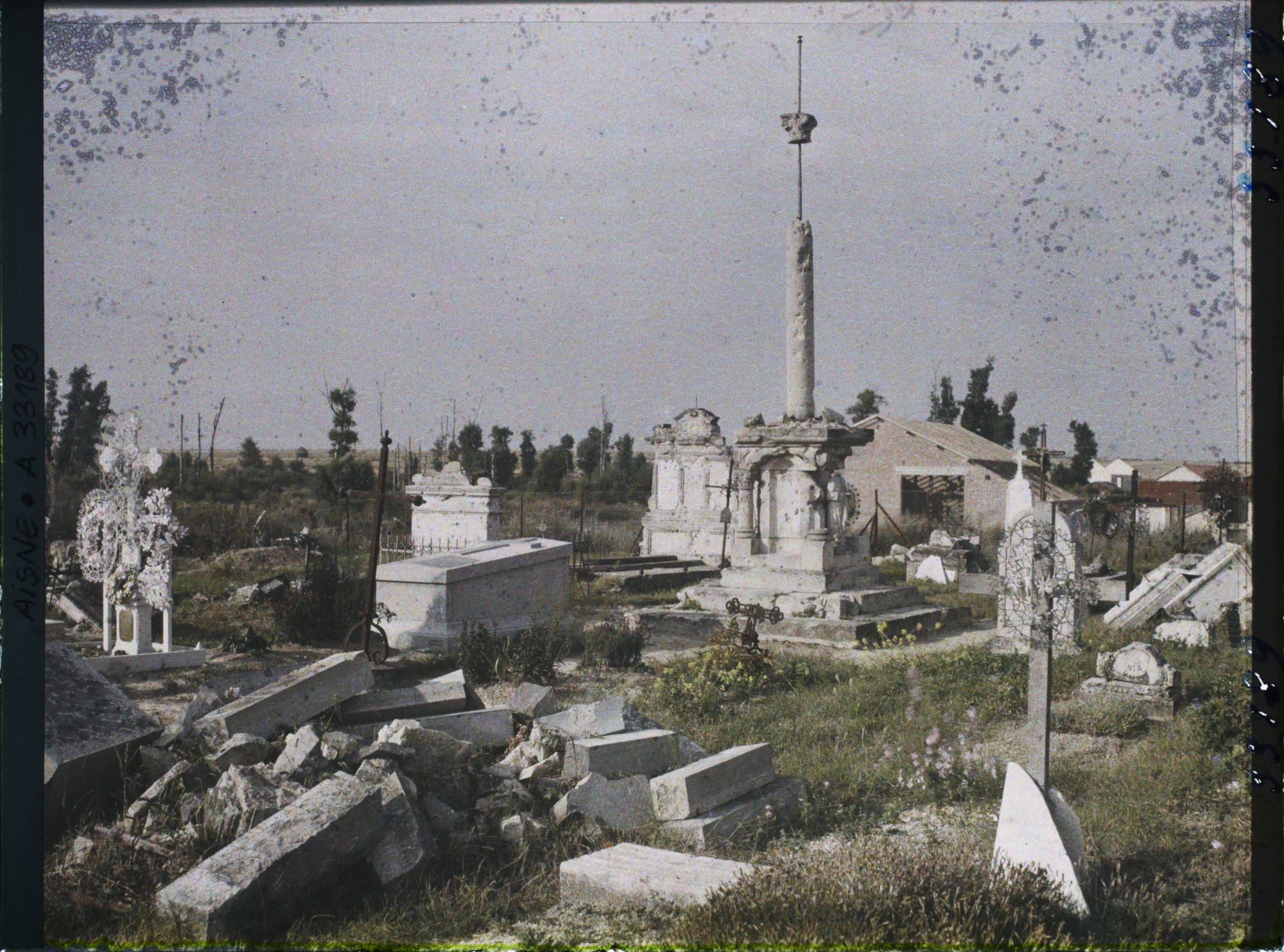 Image représentant France, Juvincourt et Damary , Ruines au Cimetière Civil