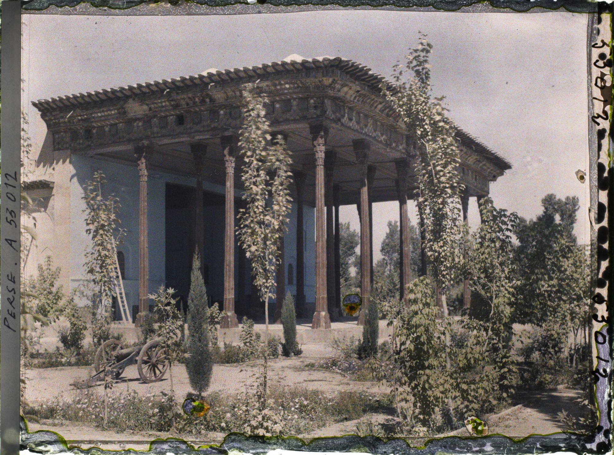 Image représentant Le Chehel Sotoun (pavillon des quarante colonnes) (1647), le portique côté jardin