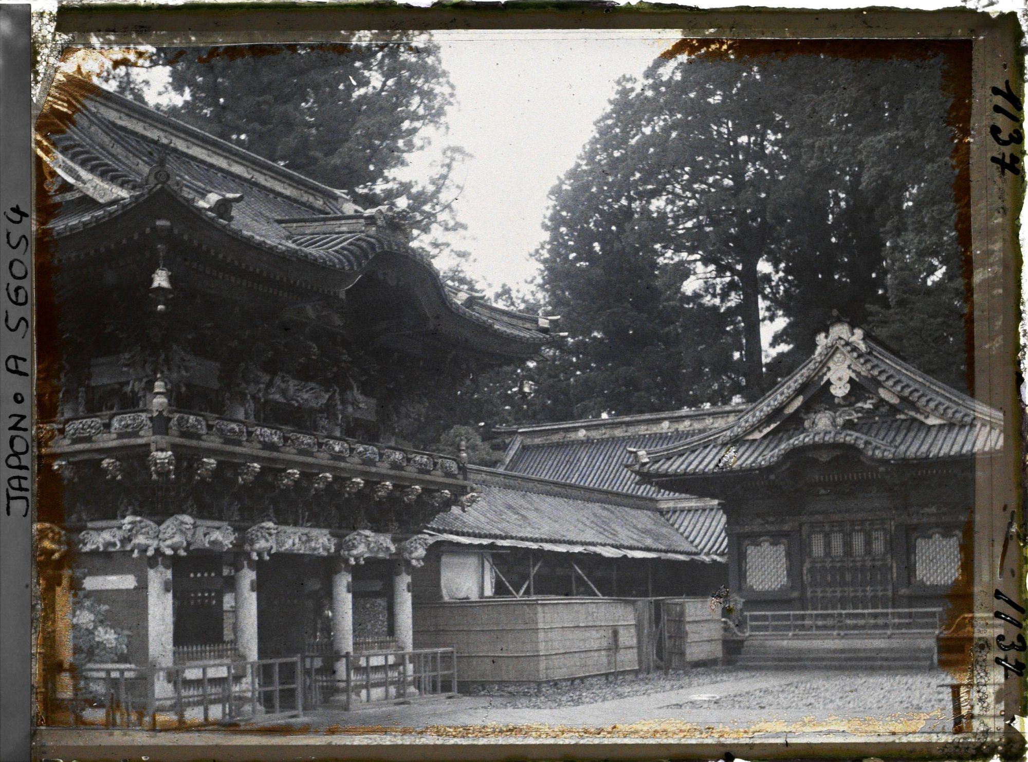 Image représentant Sanctuaire Tôshôgû : La Yômeimon (ou Higurashimon) et à droite le Shinyosha