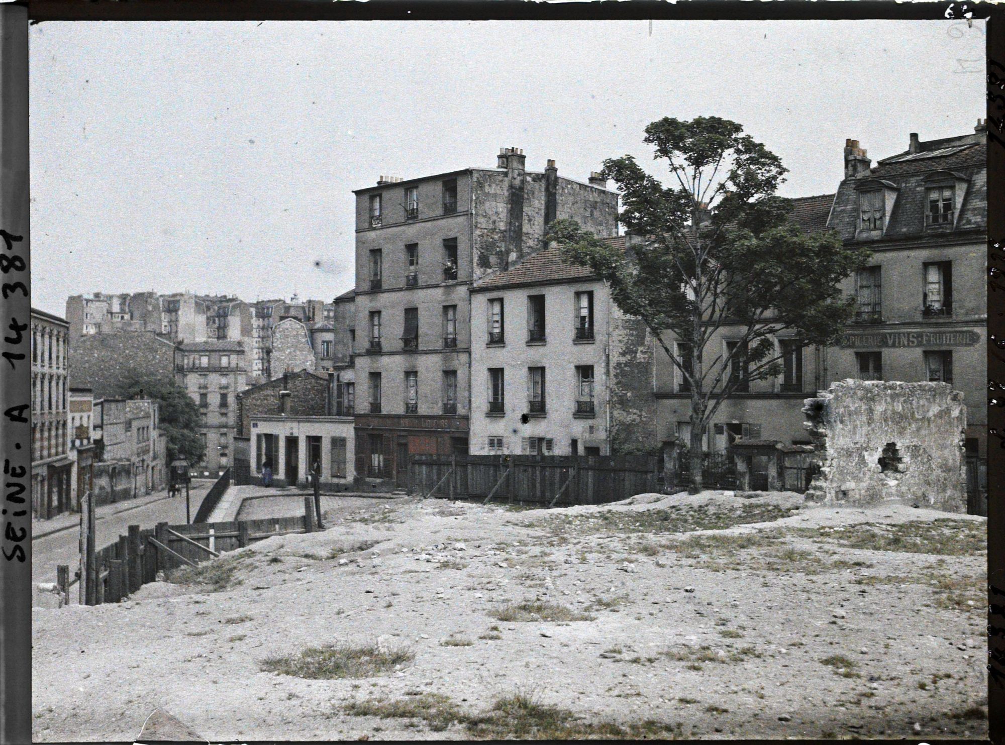 Image représentant La rue du Transvaal, vue prise de la colline de Belleville (actuellement une entrée du parc de Belleville)