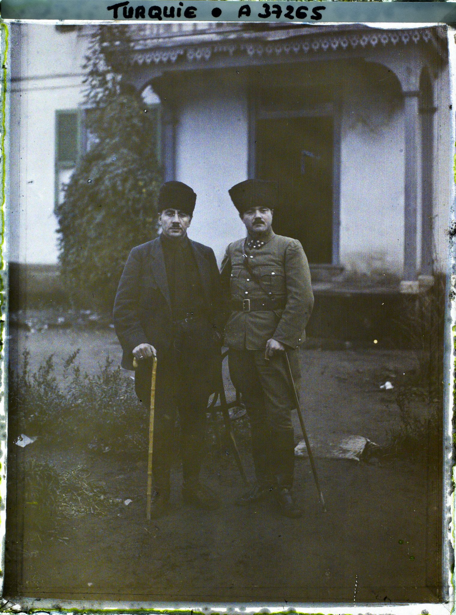 Image représentant Le Gouverneur de la ville et le Commandant de la Gendarmerie