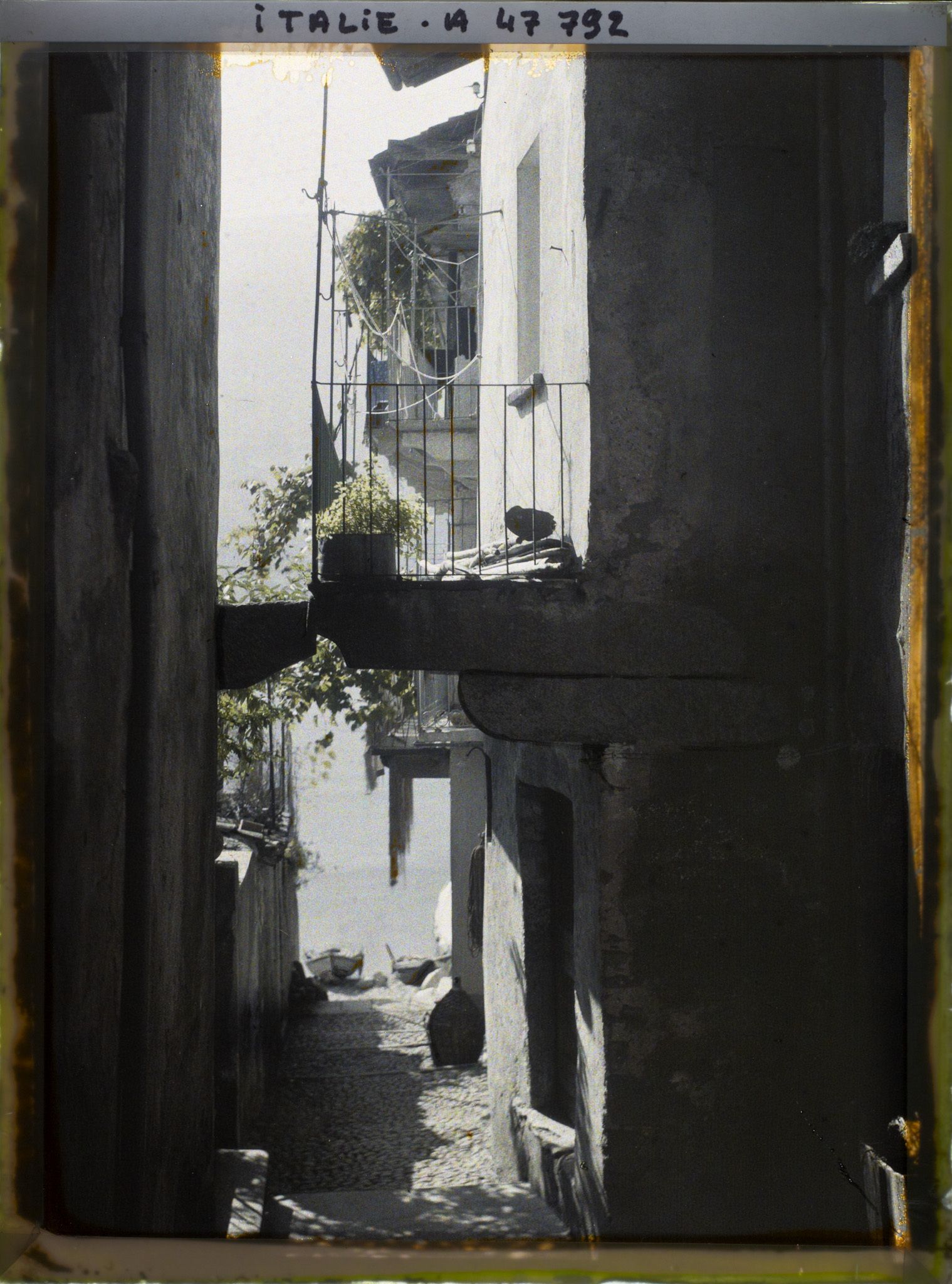 Image représentant Une ruelle sur l'île des Pêcheurs (isola dei Pescatori)