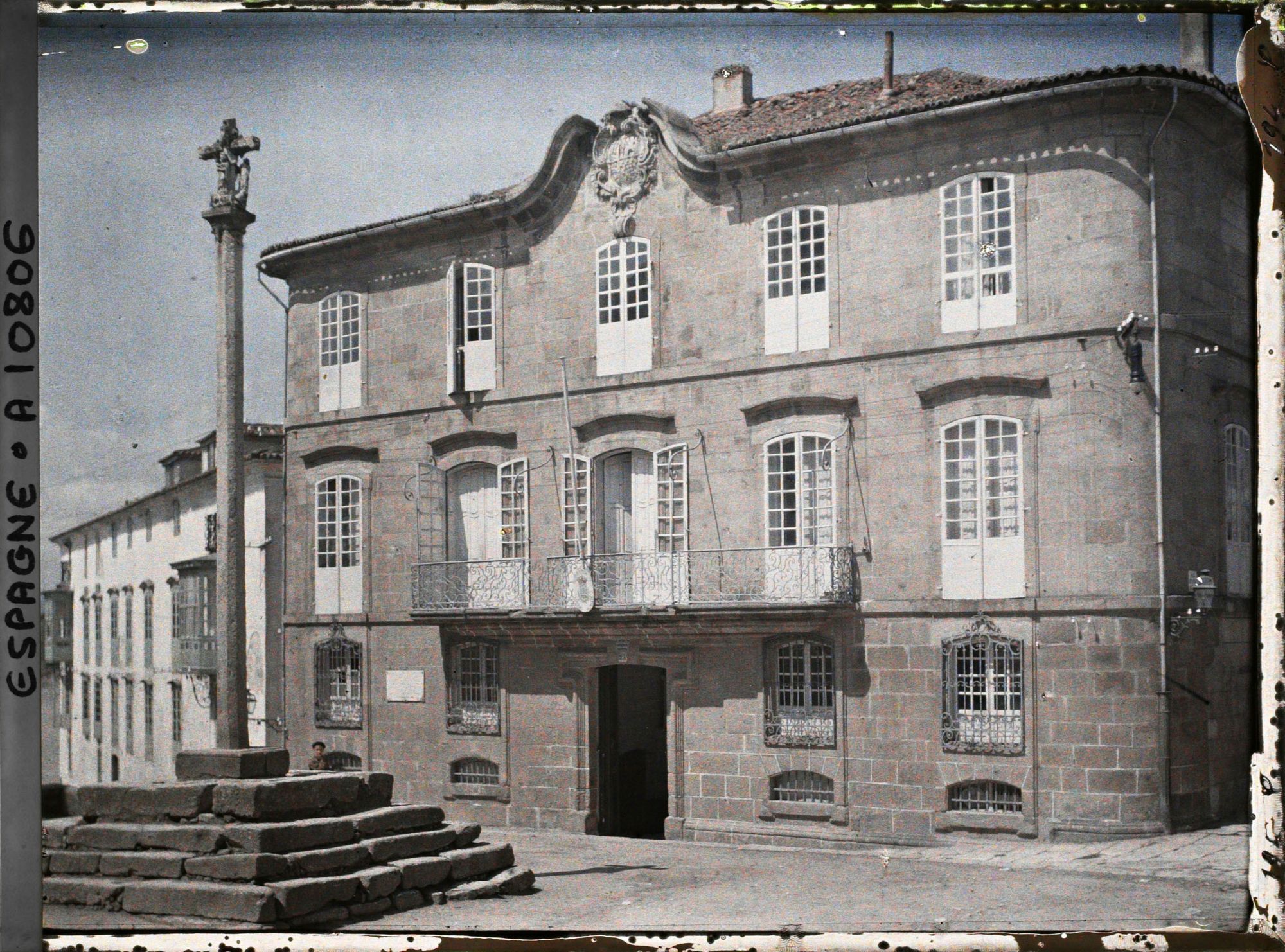 Image représentant Espagne, La Corogne, La maison de Granite face à l'Eglise Sta Maria (Mon où est né, en 1754, Jose Cornide)