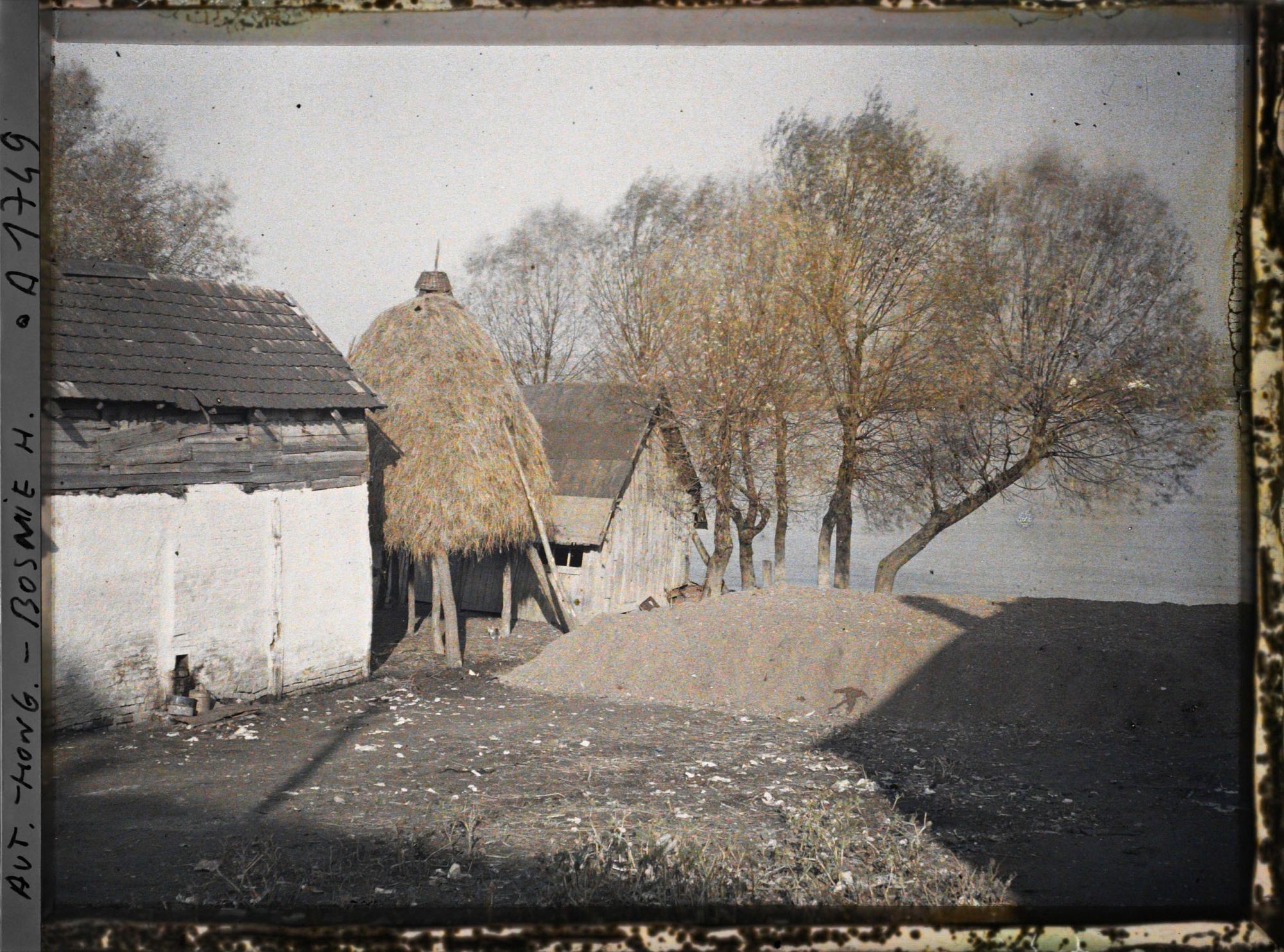 Image représentant Meule de paille perchée