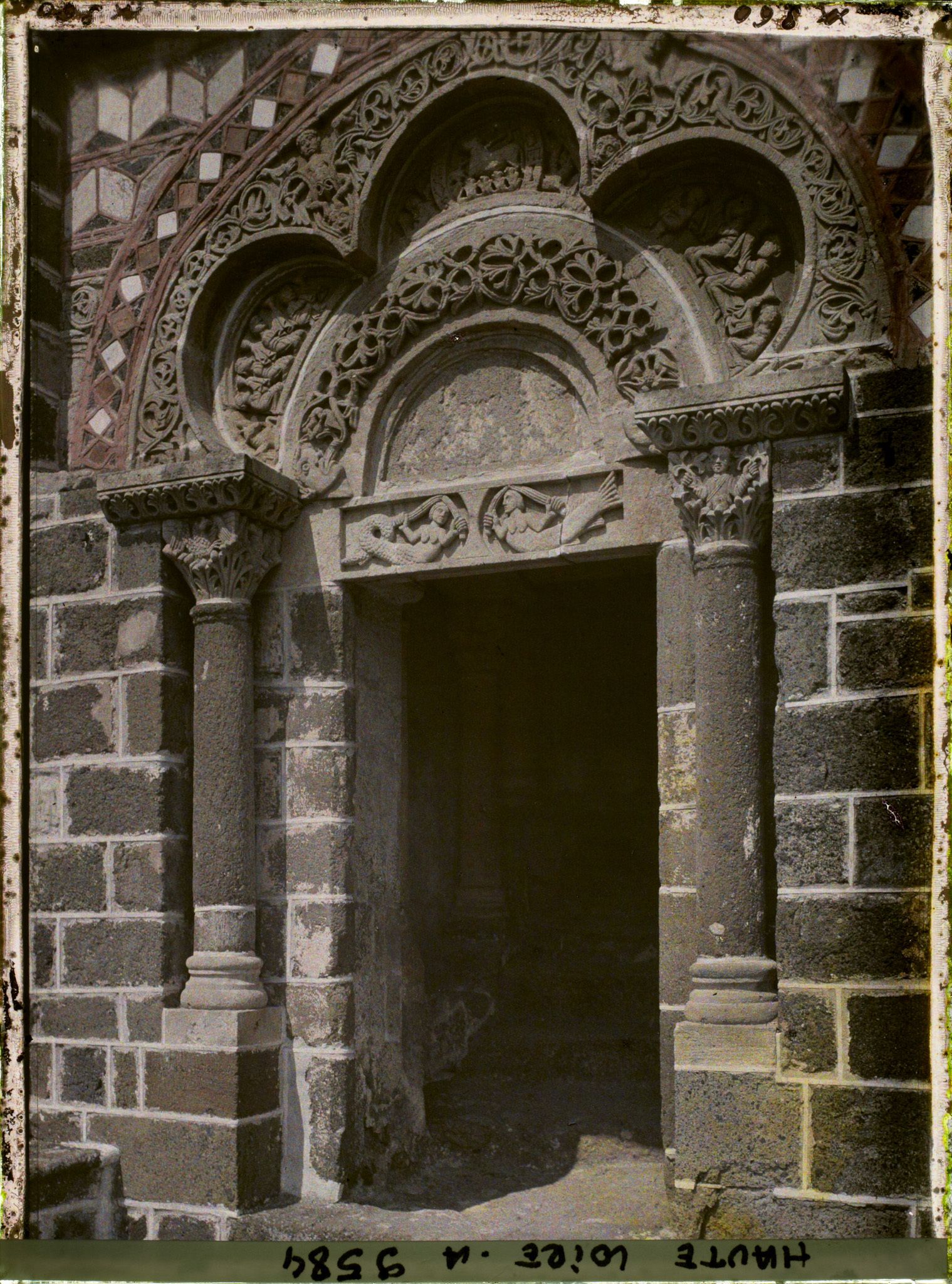 Image représentant Le portail orné d'un arc trilobé d'inspiration mozarabe de l'église Saint-Michel