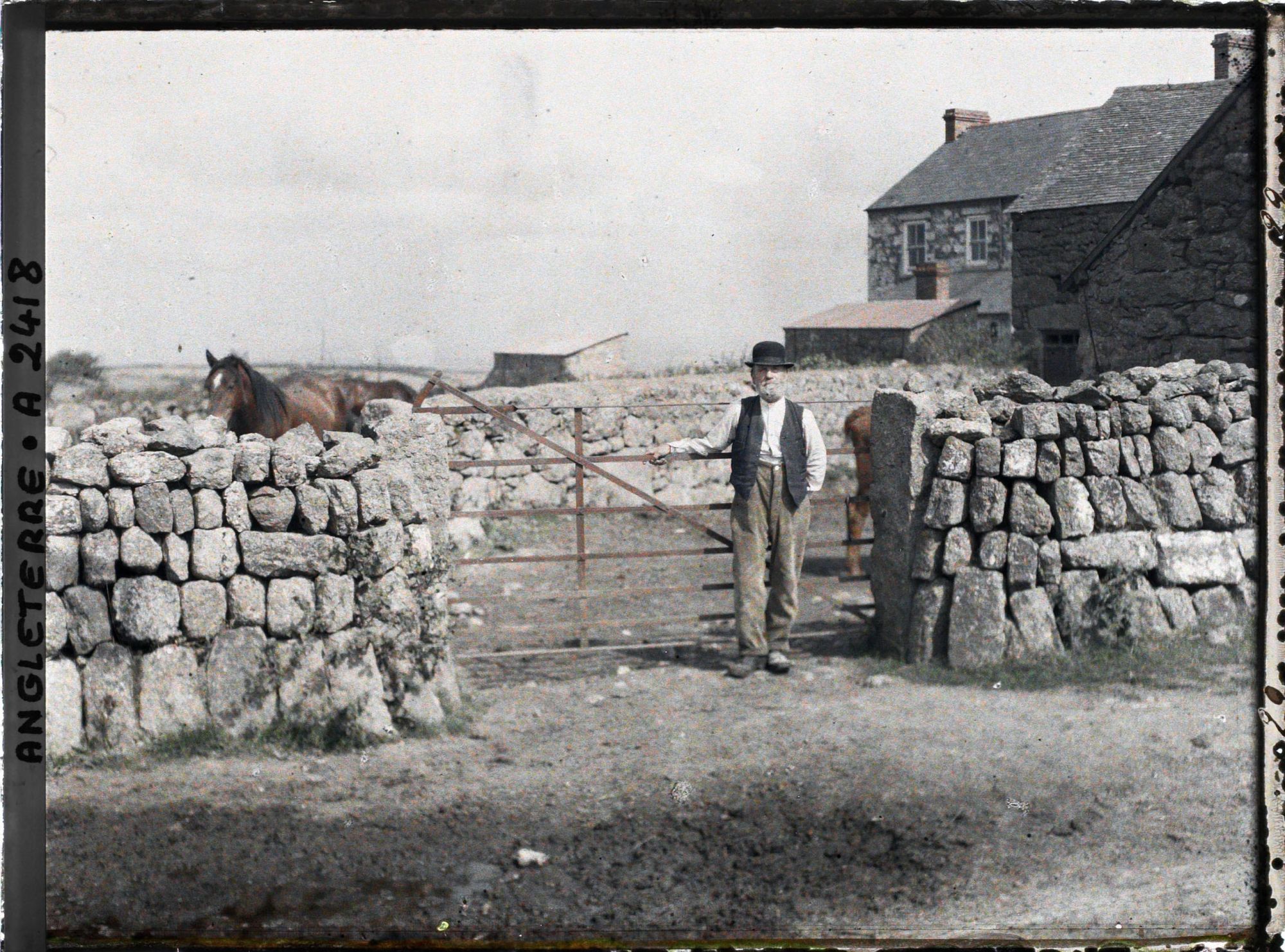 Image représentant Agriculteur devant ses chevaux et sa maison