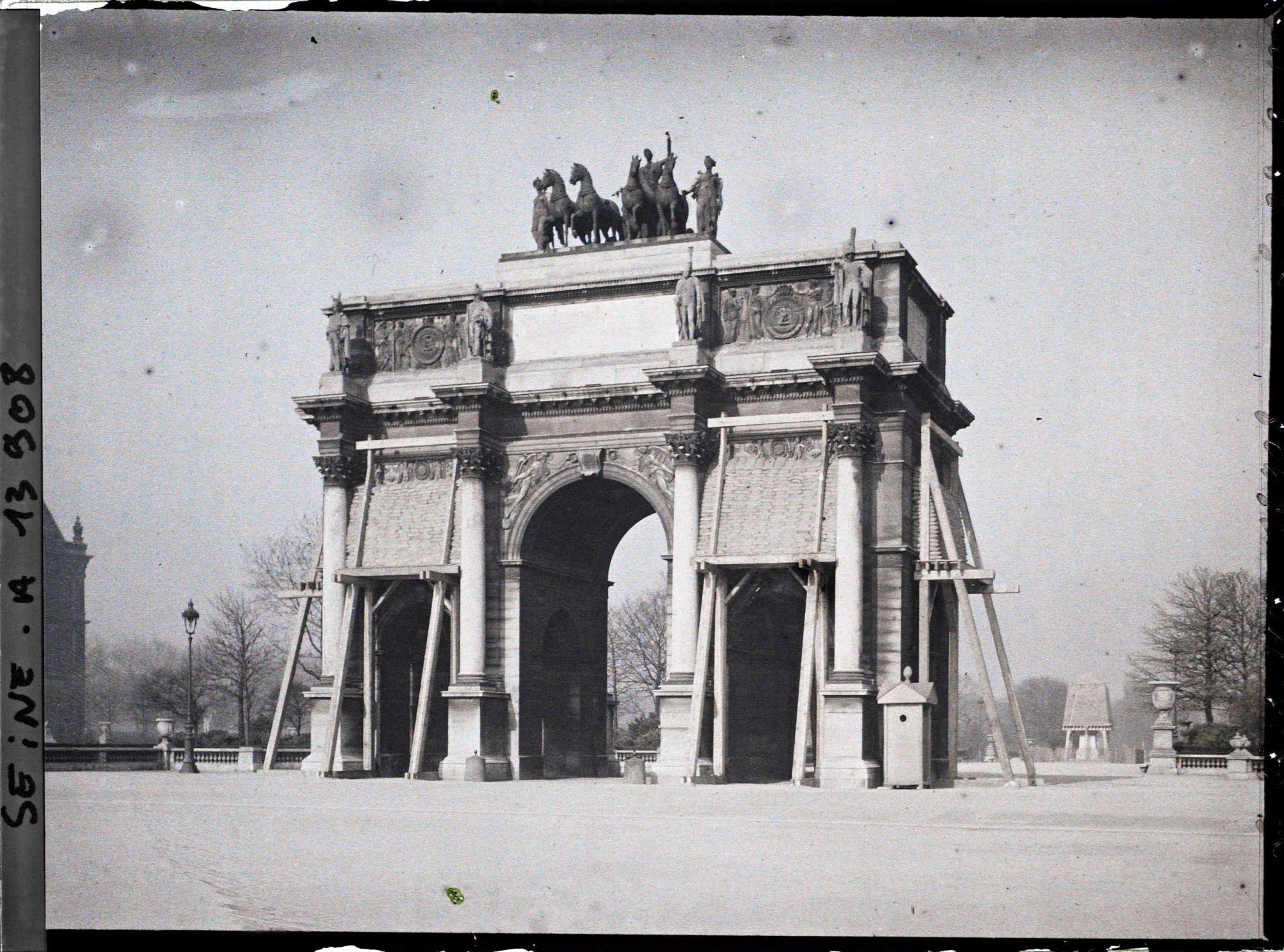 Image représentant L'Arc de Triomphe du Carrousel protégé contre les bombardements