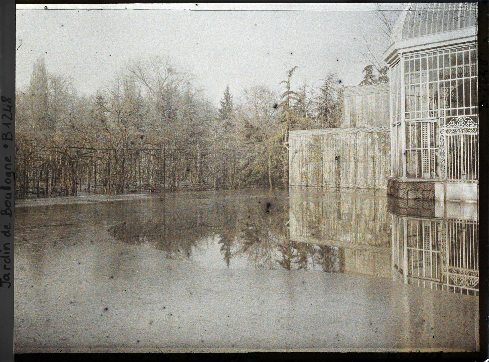 Image représentant Le jardin français inondé et la serre, vus depuis l'angle sud-est
