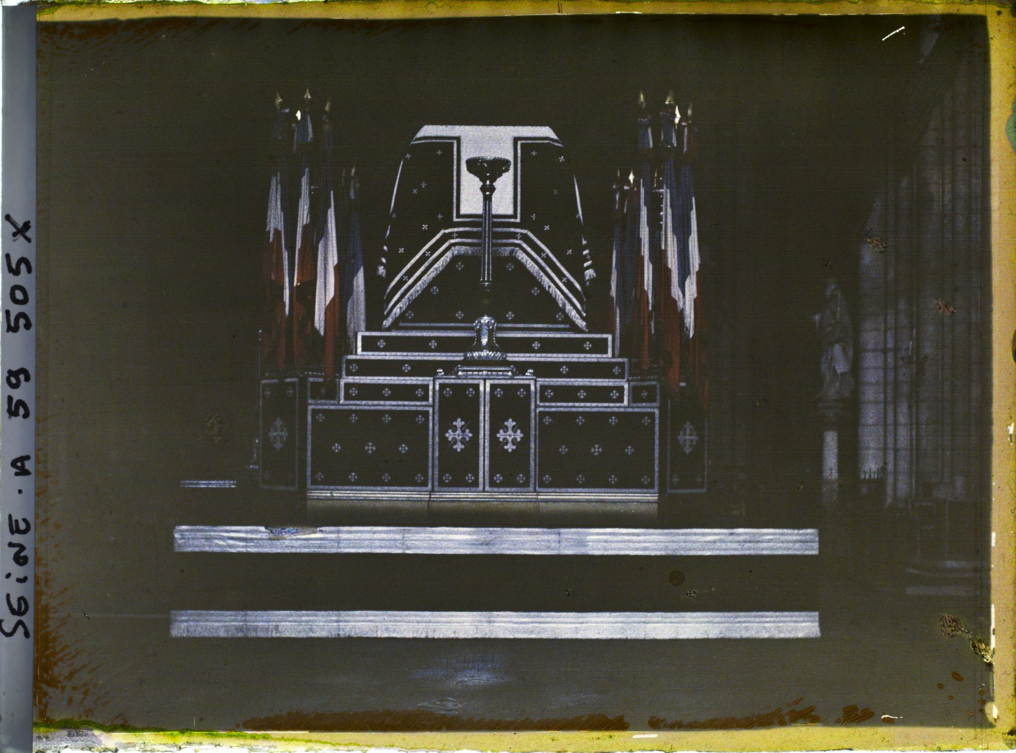 Image représentant Les obsèques du maréchal Foch à Notre-Dame, le catafalque