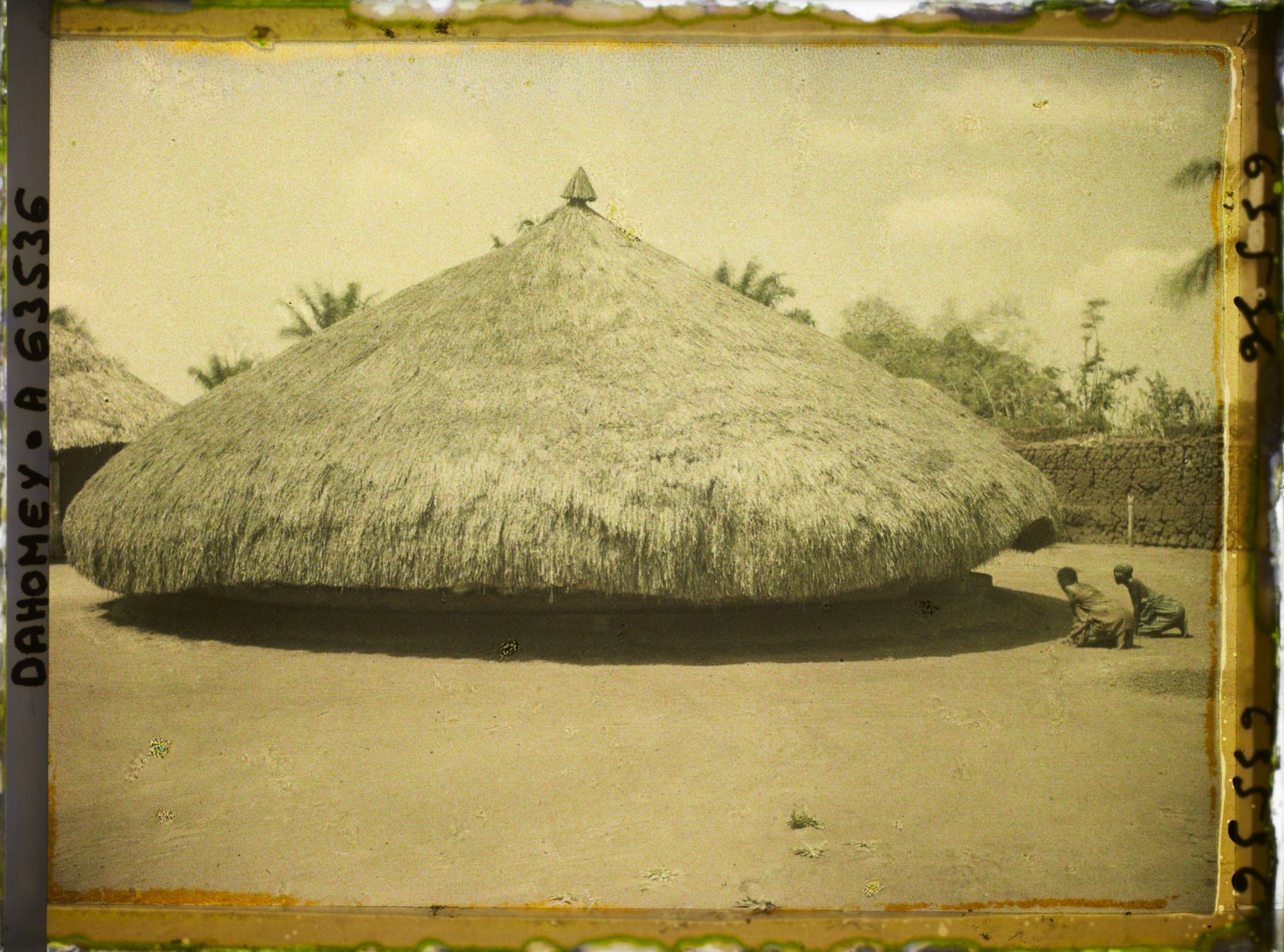 Image représentant Femmes agenouillées devant le tombeau de  null Glélé