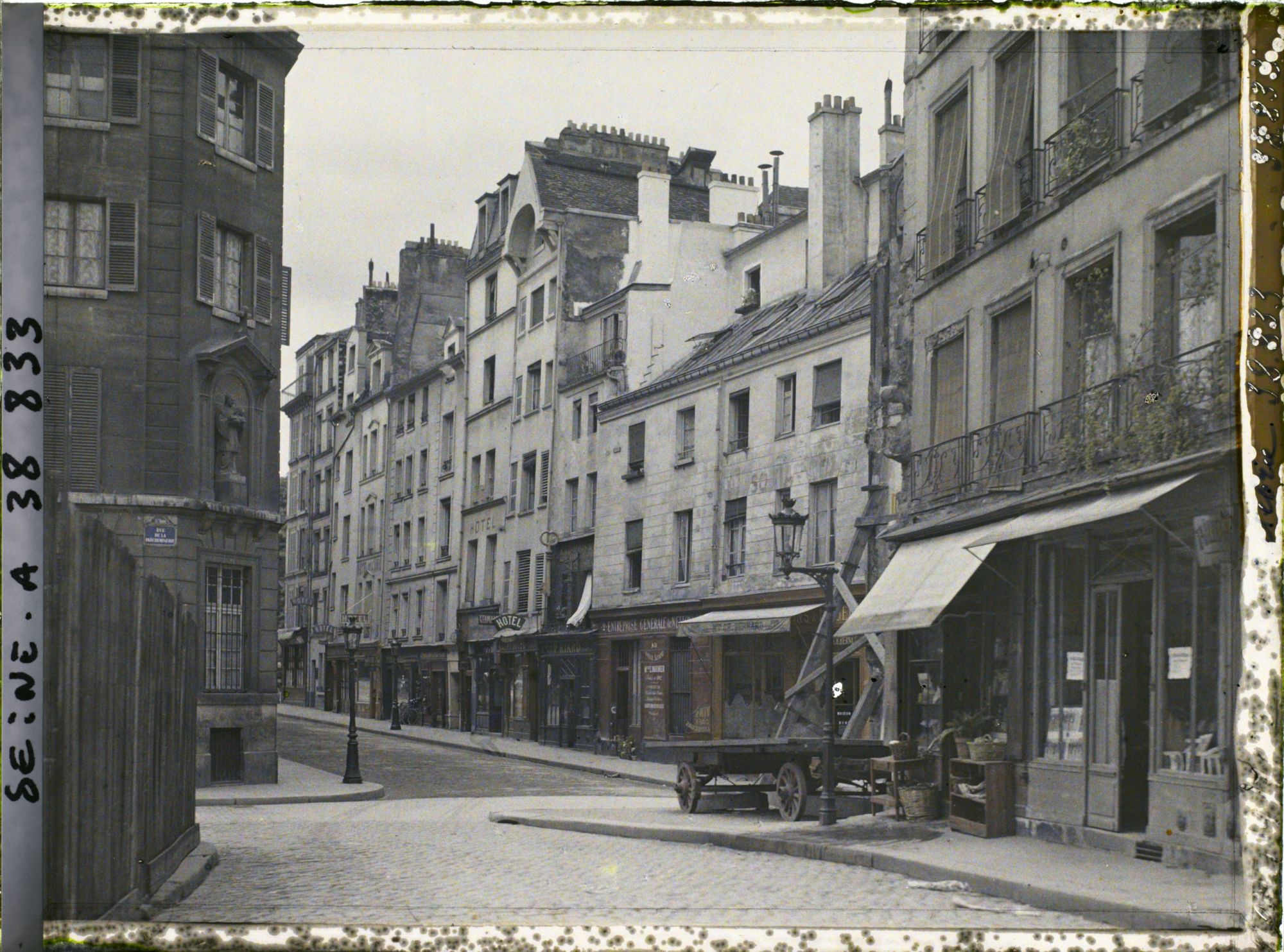 Image représentant La rue Boutebrie, à l'angle de la rue de la Parcheminerie