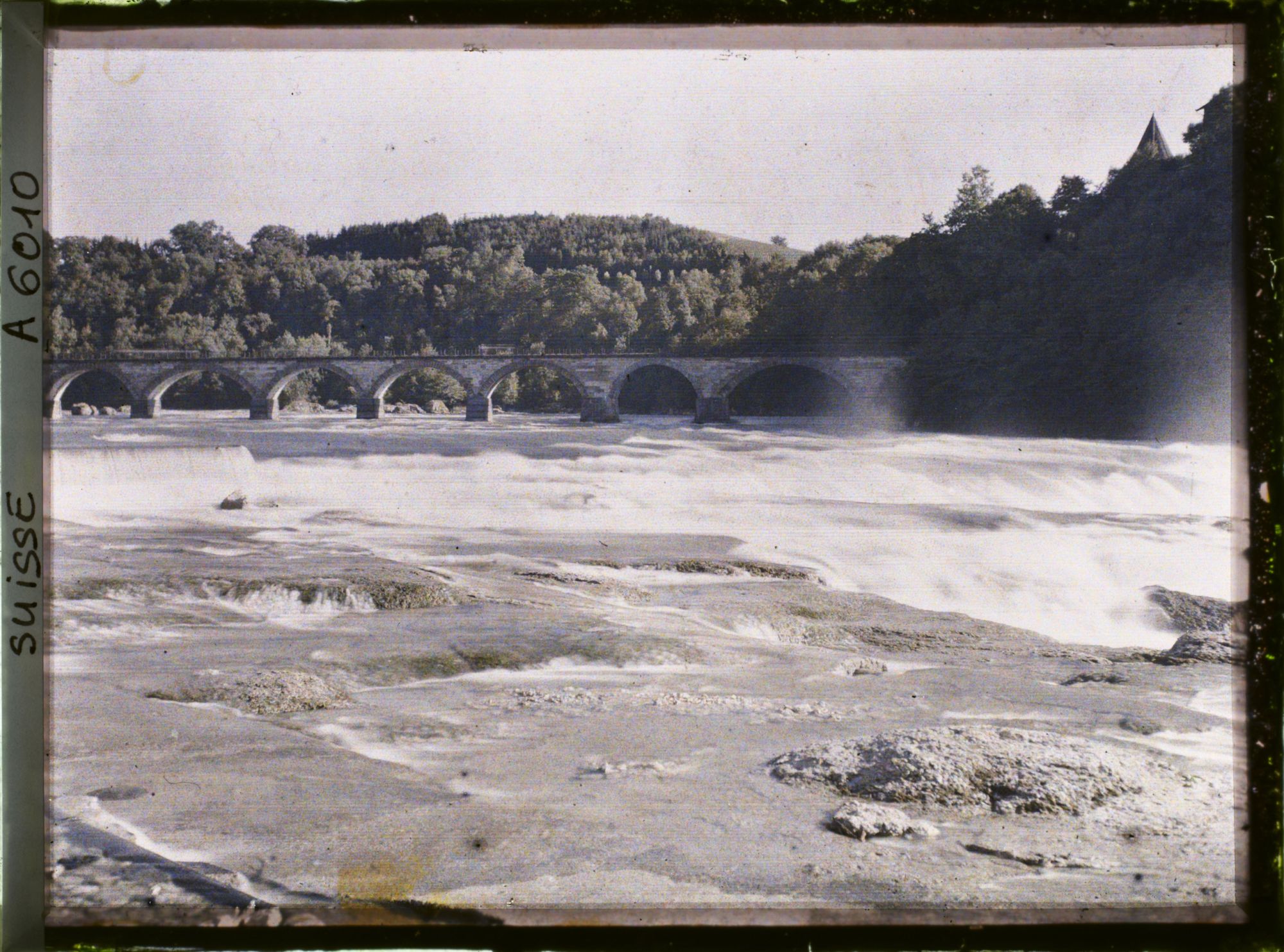 Image représentant Les chutes du Rhin et le pont ferrovière Rheinfallweg