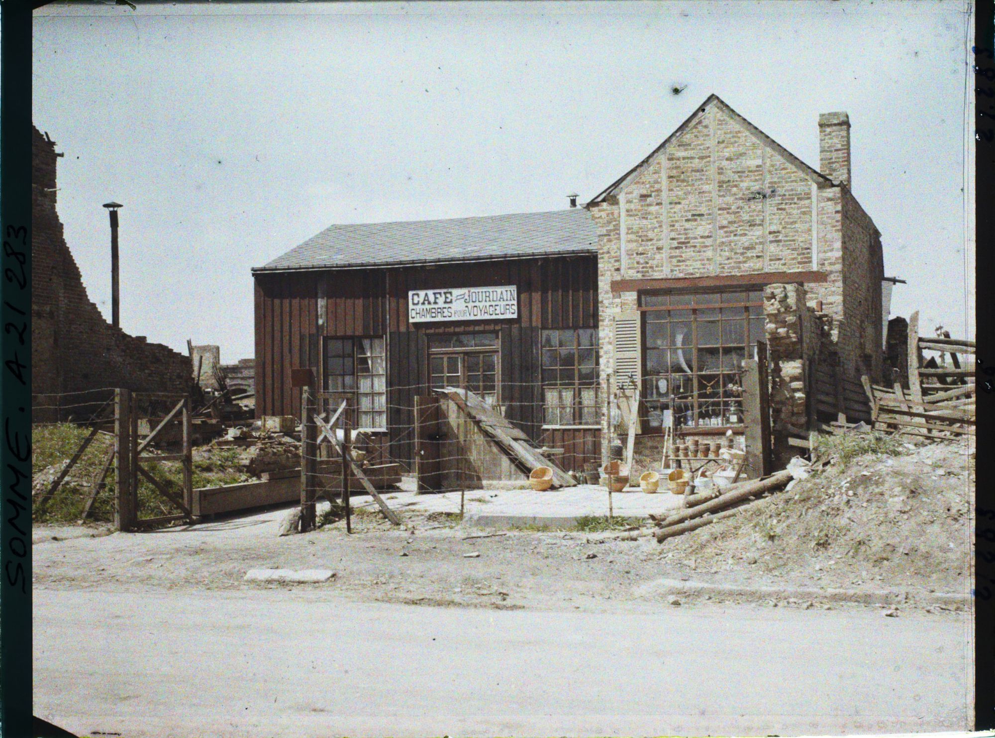 Image représentant France, Albert, Hôtel dans les ruines
