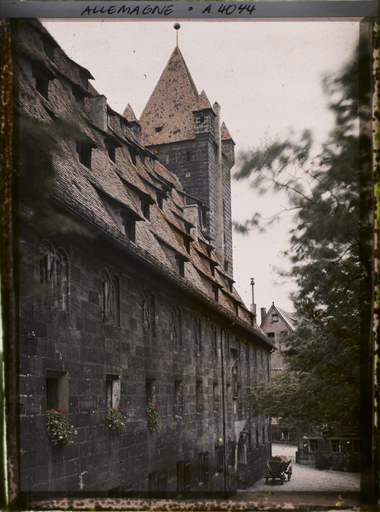 Image représentant Les anciennes écuries impériales et la tour Luginsland du Kaiserburg, le château impérial