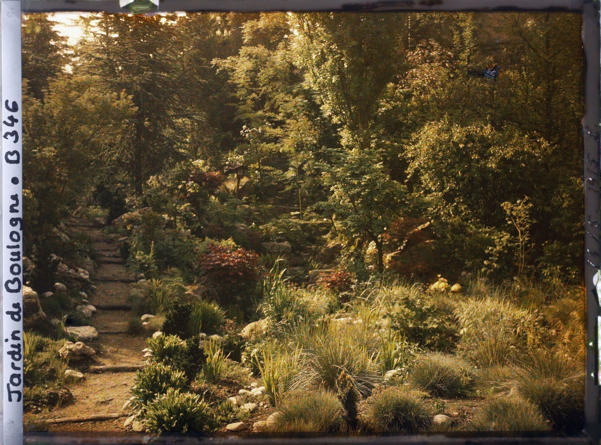 Image représentant Chemin escarpé proche du " sanctuaire japonais ", longeant un vallon rocheux du " jardin chinois "