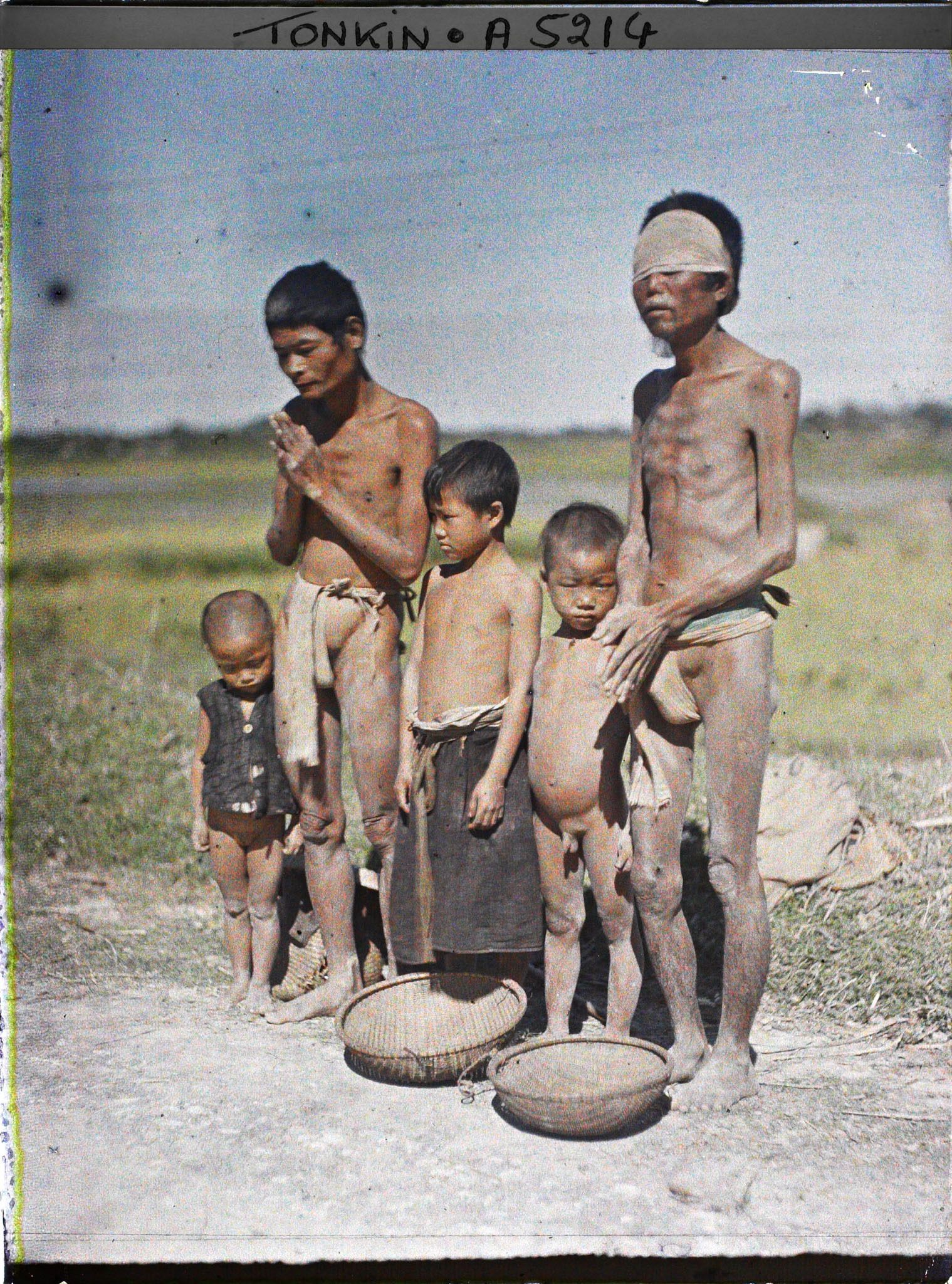 Image représentant Des mendiants aveugles et des enfants au bord d'une route