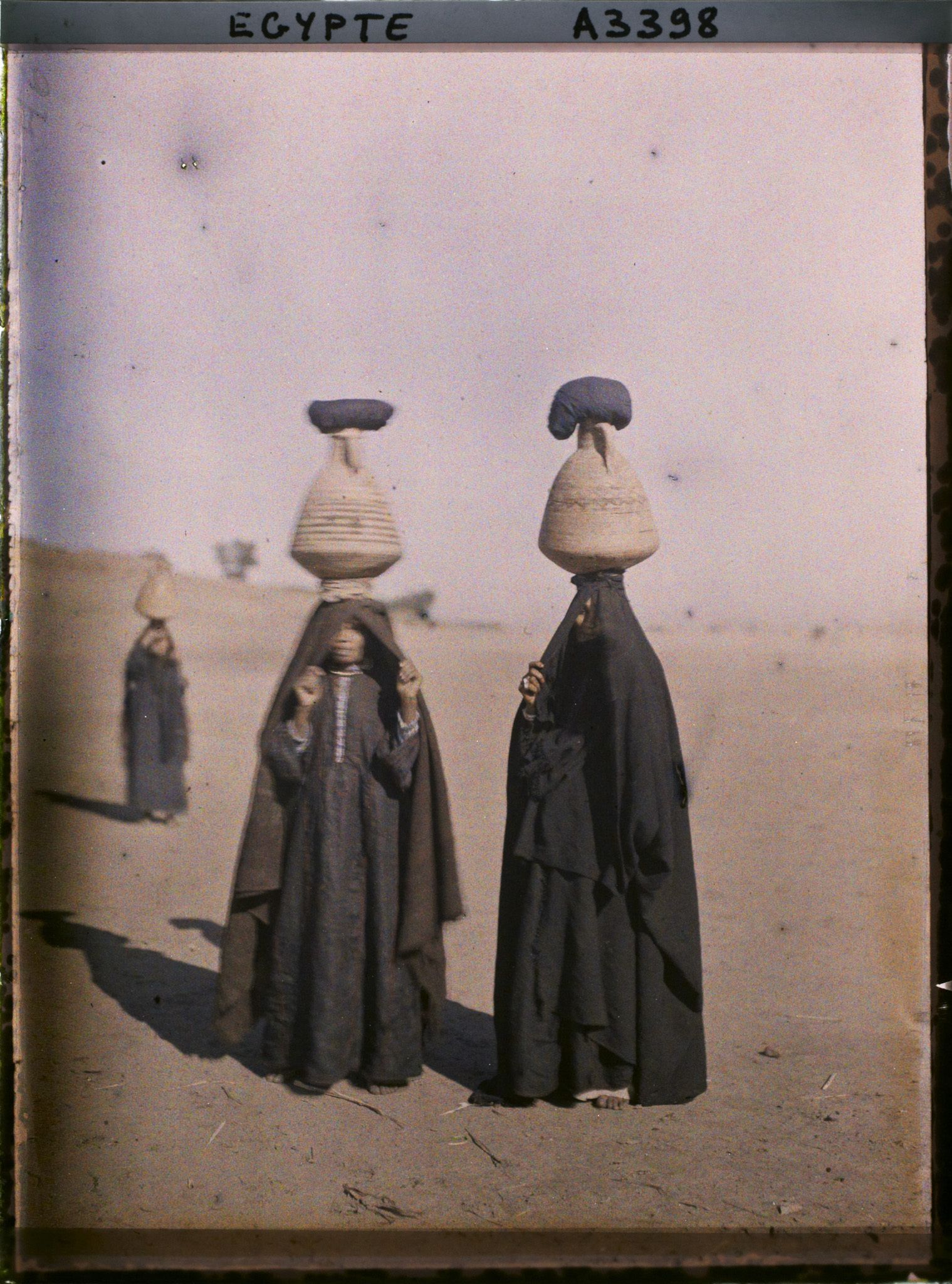 Image représentant Des femmes venant de puiser de l'eau dans le Nil