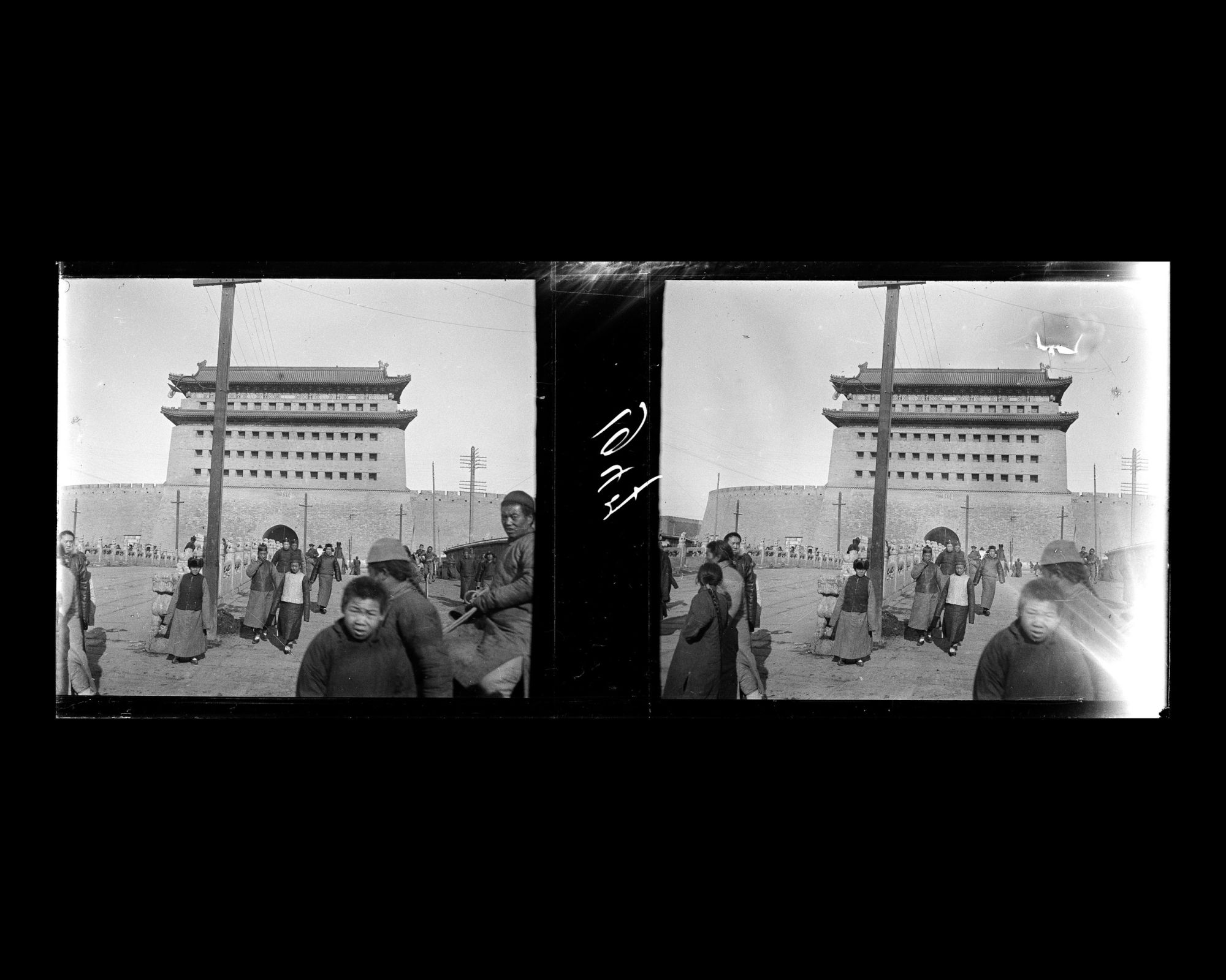 Image représentant Passants sur Zhengyangqiao ("pont Face au Midi"), appelé pont des Mendiants par les Occidentaux, et tour de flèche ("jianlou") de la porte Zhengyangmen ("porte Face au Midi"), ou Qianmen ("porte Antérieure"), entrée de la ville Tartare