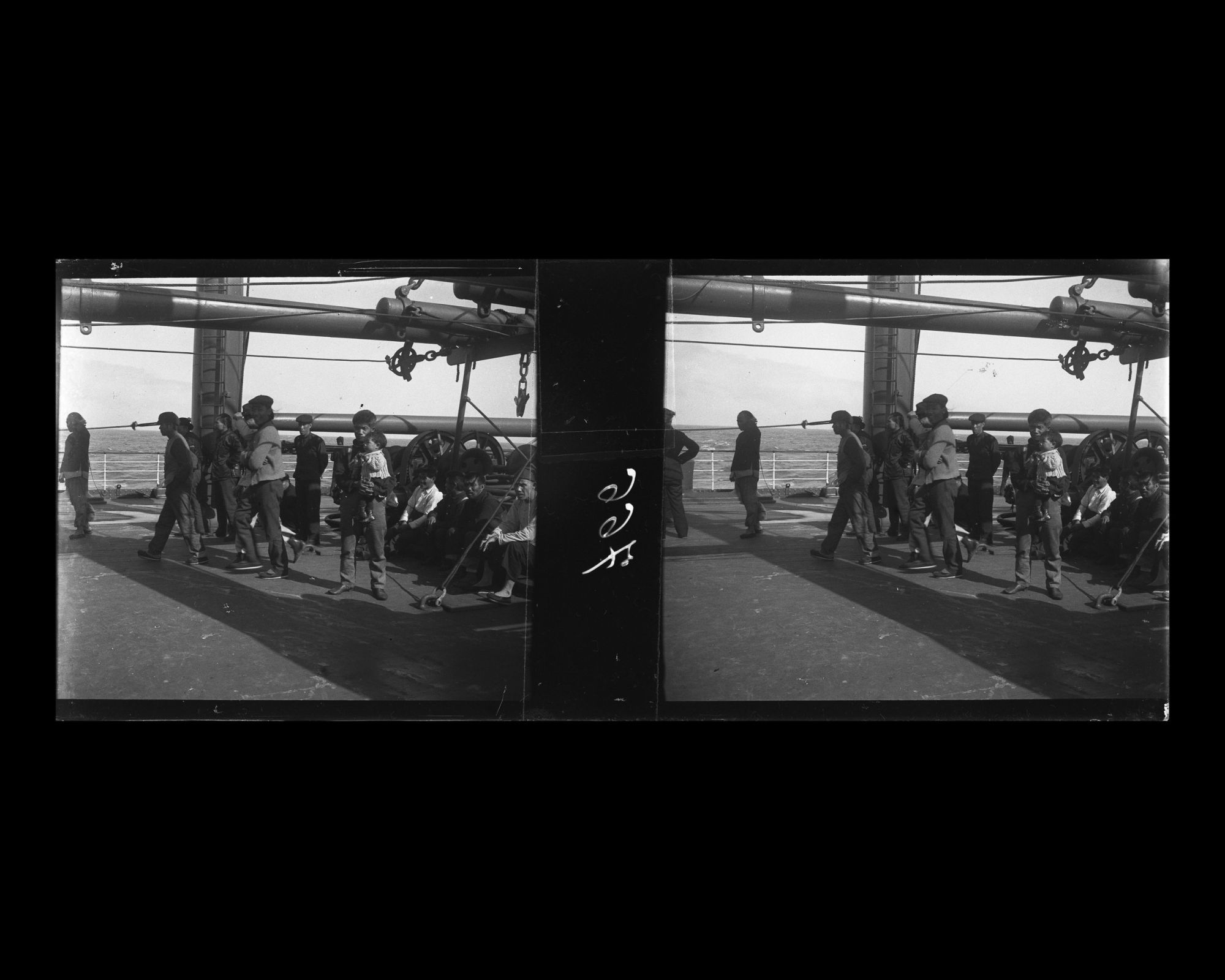 Image représentant Passagers asiatiques sur le pont