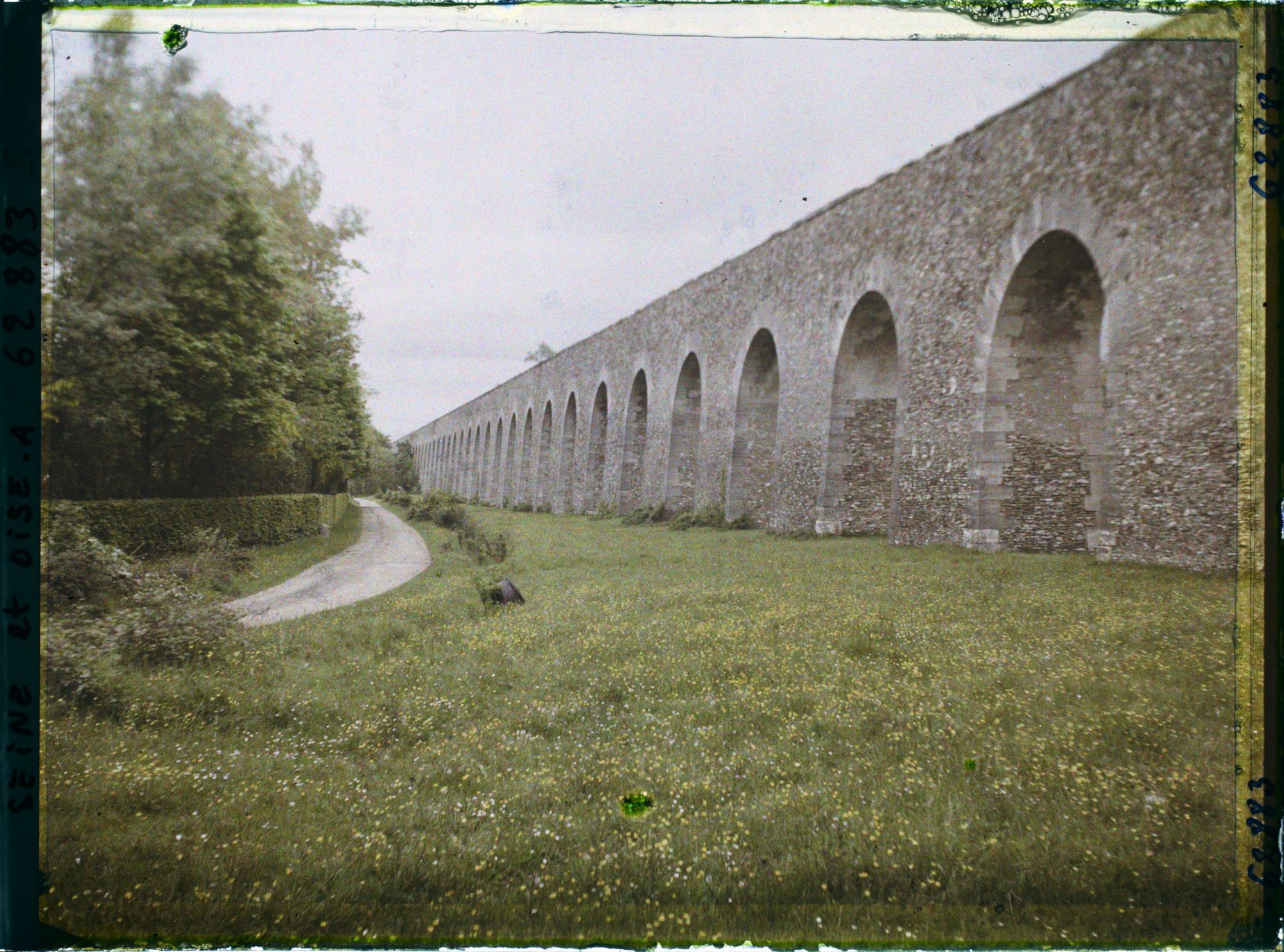 Image représentant France, Louveciennes, L'aqueduc