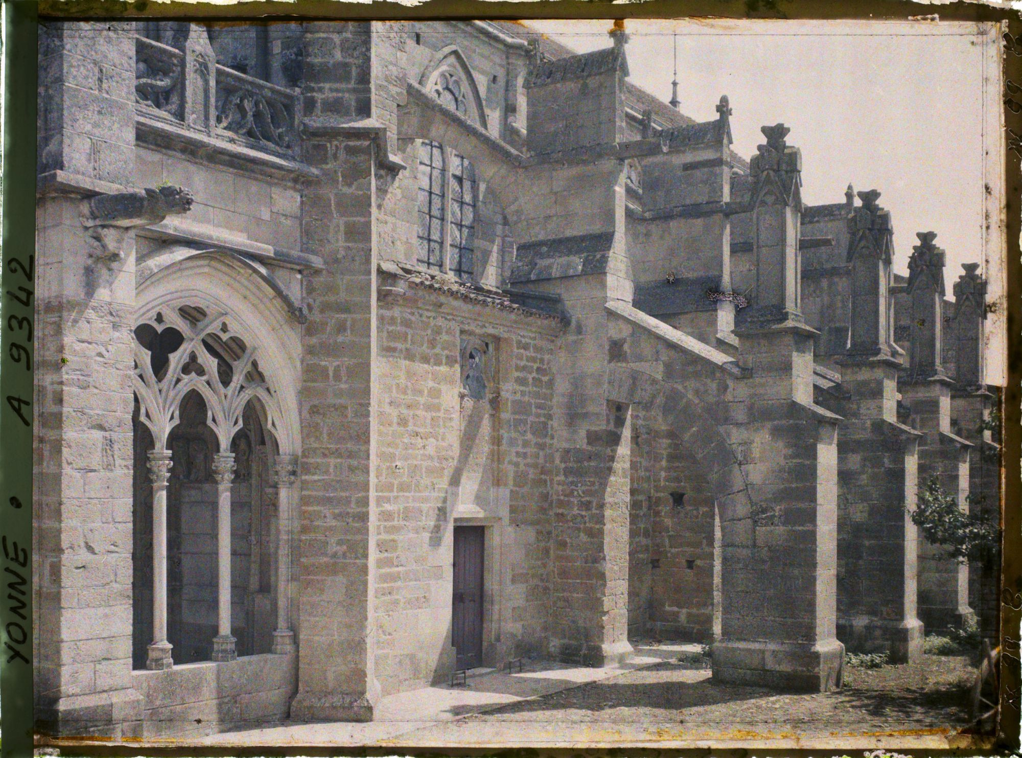 Image représentant France, St Père, Les arcs-boutants de l'Eglise de St Père avec, à g.une des ouvertures latérales du porche
