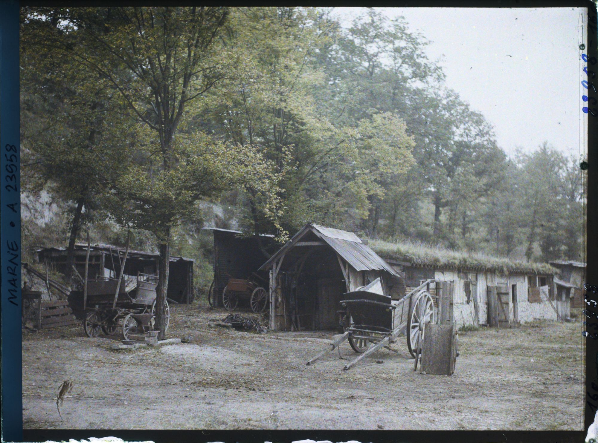 Image représentant France, La Harazée, Les écuries de la ferme