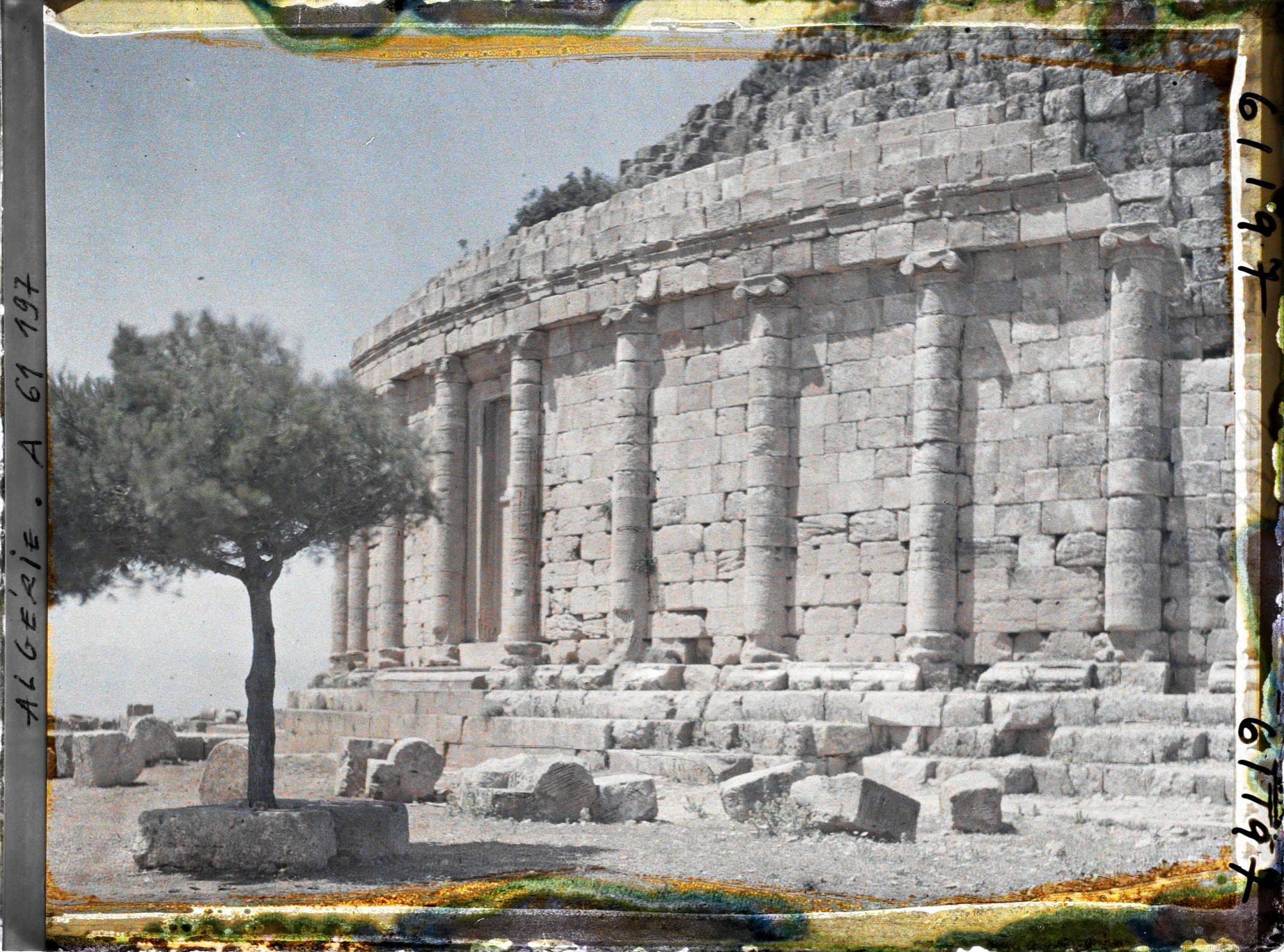 Image représentant Colonnes sur le pourtour du tombeau de la Chrétienne
