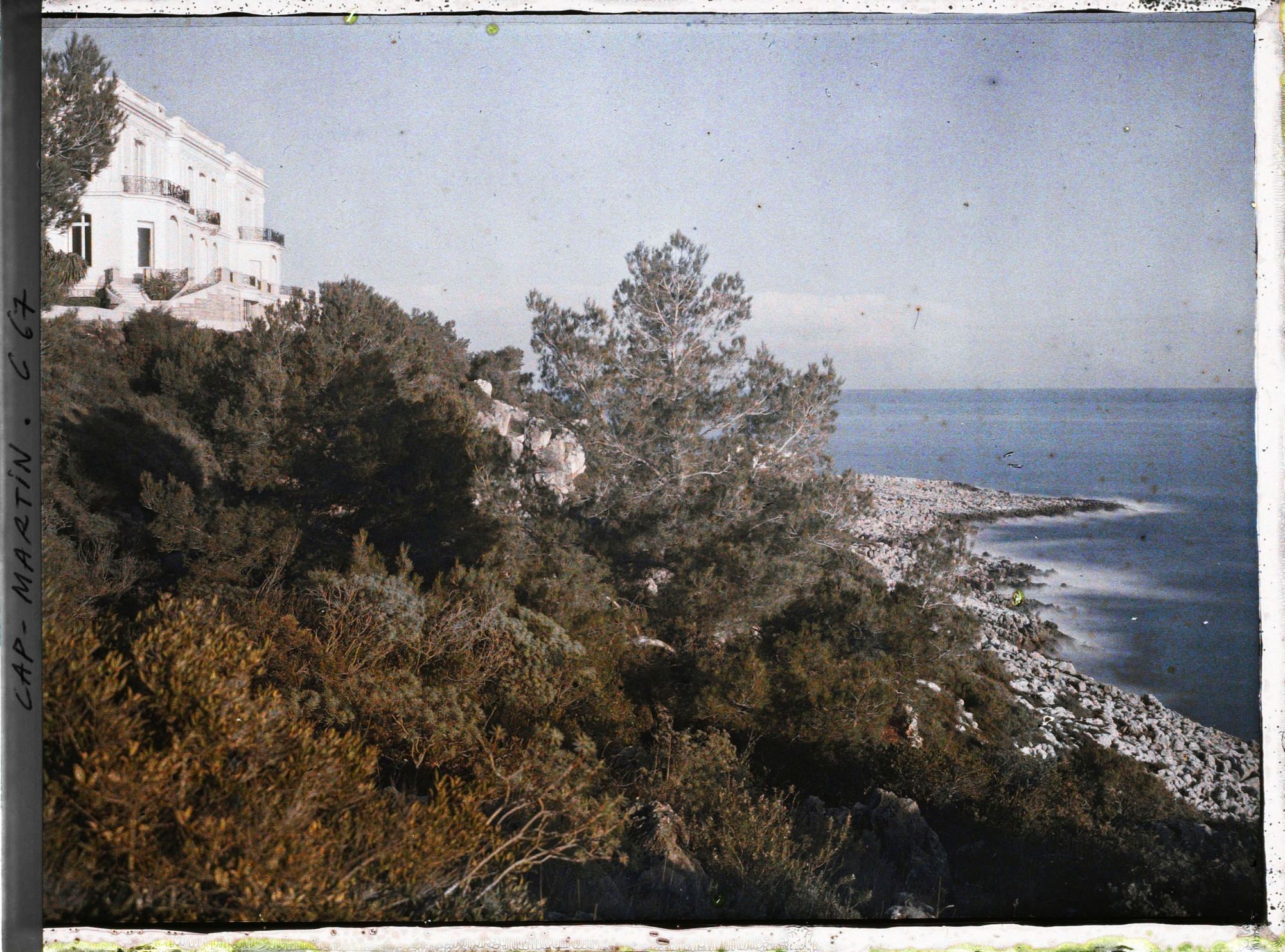 Image représentant La villa Kahn, encore dite villa Zamir, surplombant la côte en direction de la pointe du cap