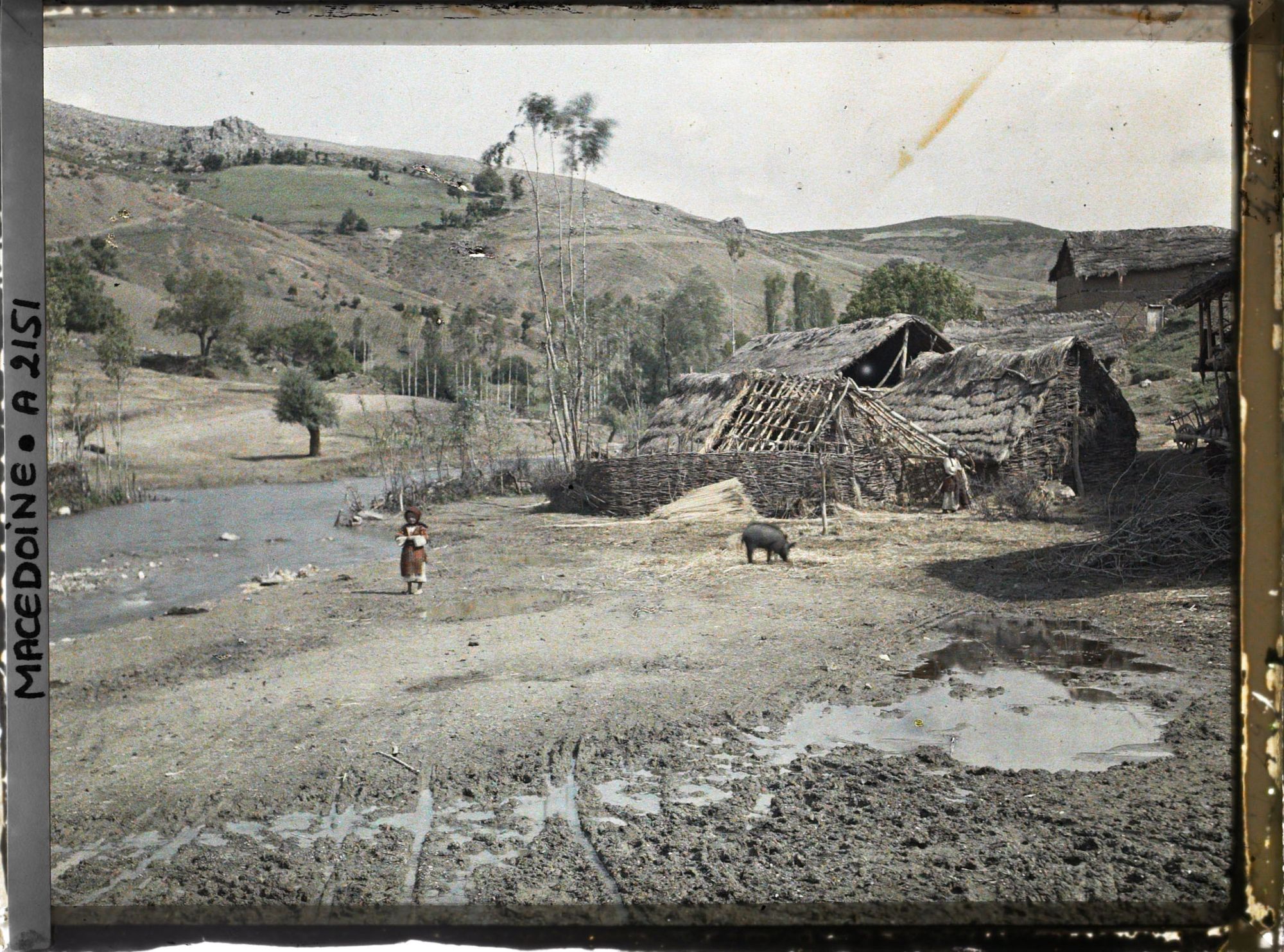Image représentant Maison du même village pour montrer la construction des toits de chaume