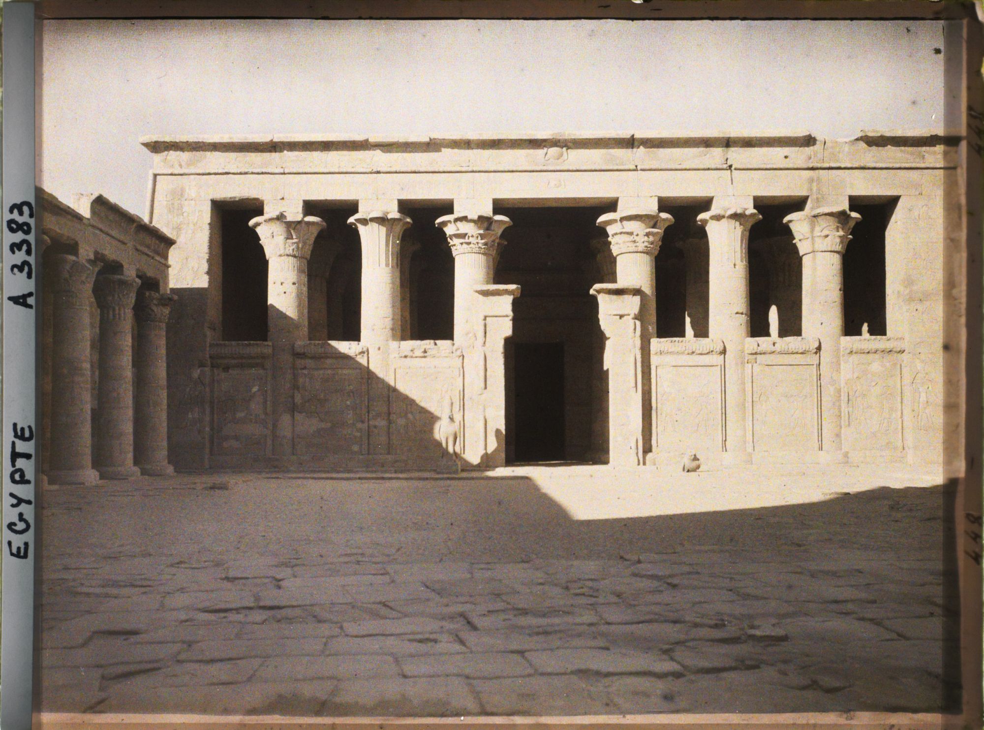 Image représentant Entrée du pronaos (vestibule) du temple d'Horus