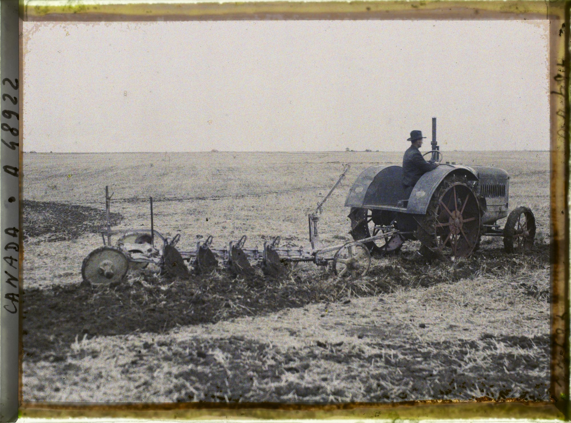 Image représentant Canada, Gravellebourg, Ferme Alfred Beauchêne- Labourage à tracteur