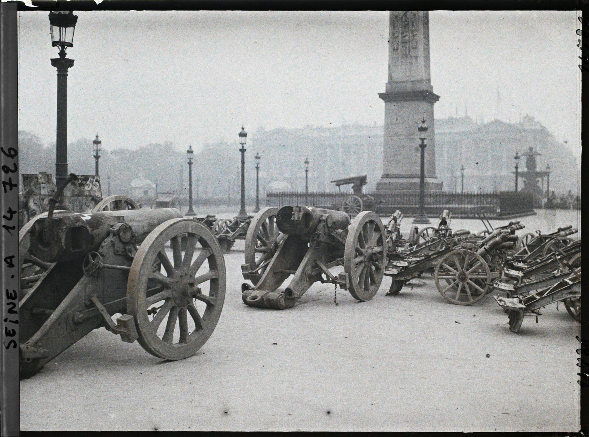 Image représentant Canons pris aux Allemands exposés au pied de l'Obélisque, place de la Concorde
