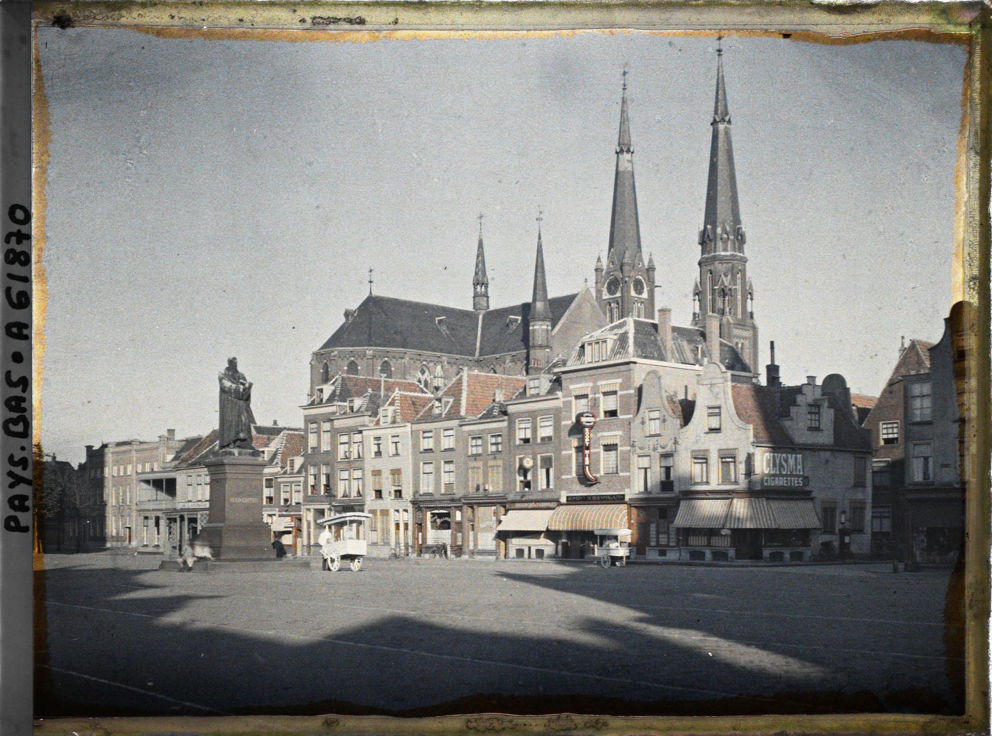 Image représentant La Grand'Place, avec à gauche la statue de Hugues Grotius et la cathédrale à l'arrière -plan