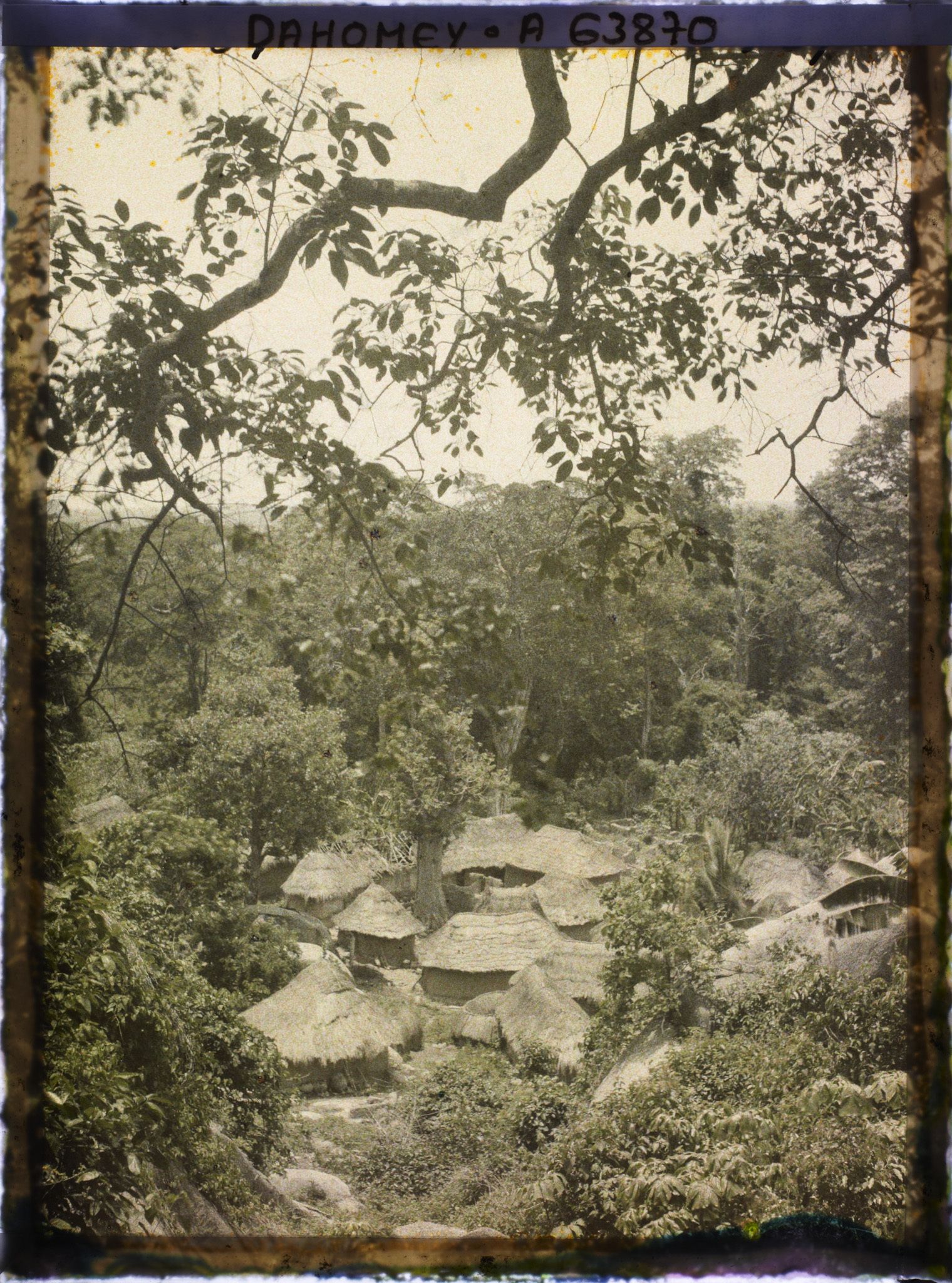 Image représentant Un village (Savalou ?) au pied de la montagne
