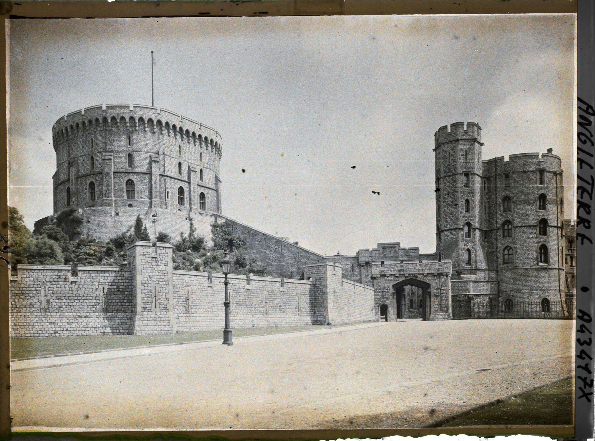 Image représentant La tour ronde et la porte Saint George vues de la colline du château