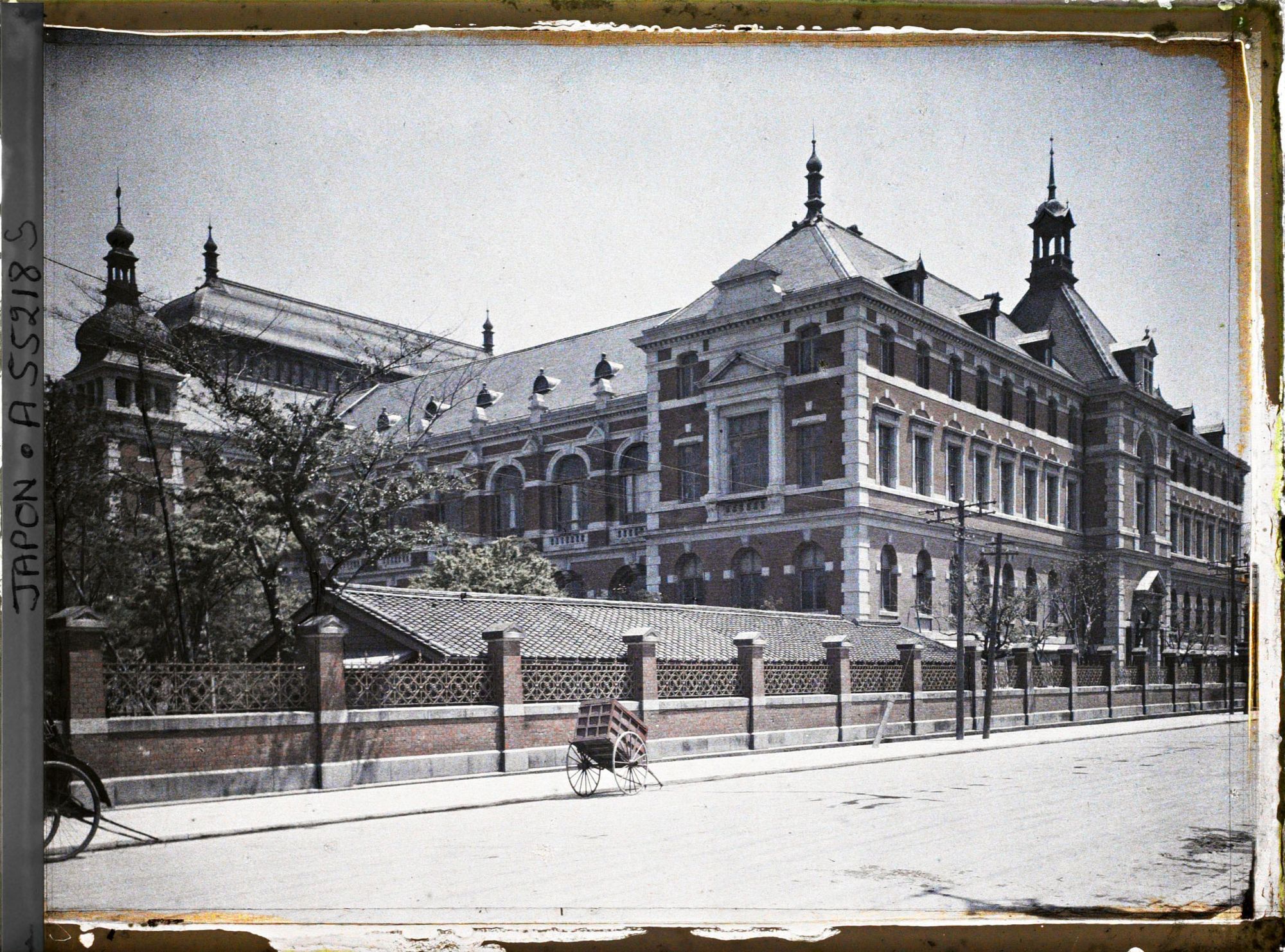 Image représentant Un angle de la Cour Suprême de Justice (Taishin-in), quartier de Kasumigaseki