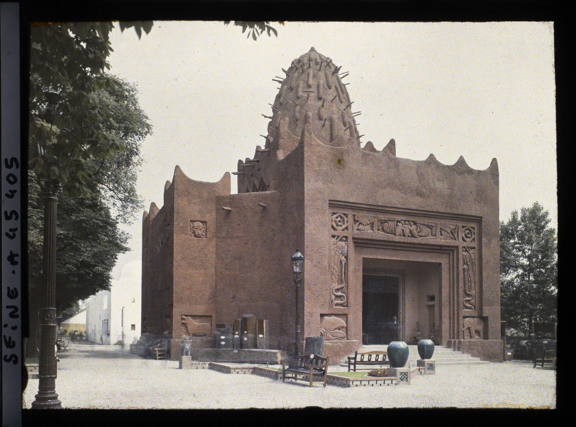 Image représentant L'Exposition des arts décoratifs, Pavillon de l'Afrique occidentale, cours Albert Ier