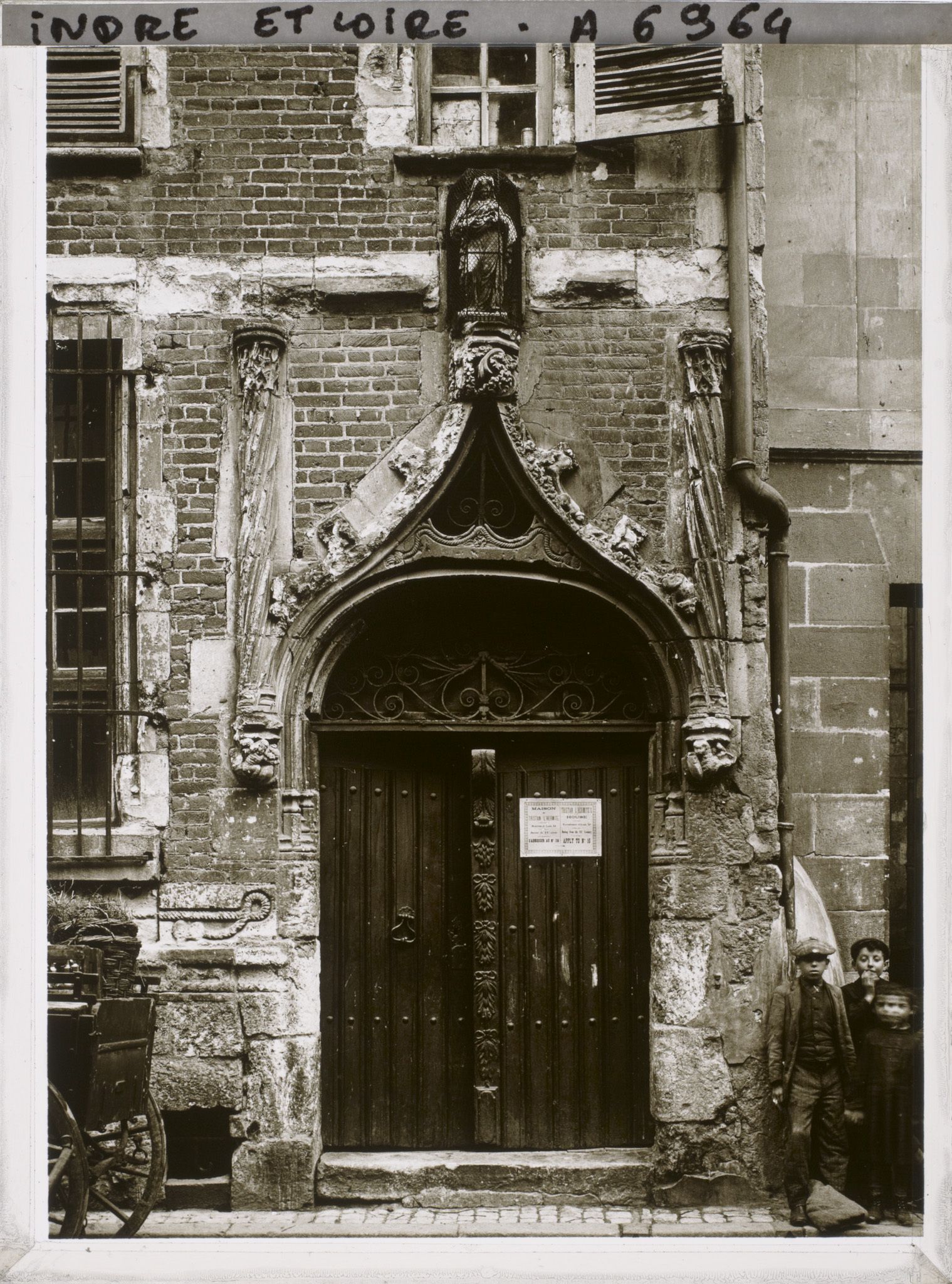 Image représentant La porte de l'Hôtel Pierre du Puy, au 16 rue Briçonnet